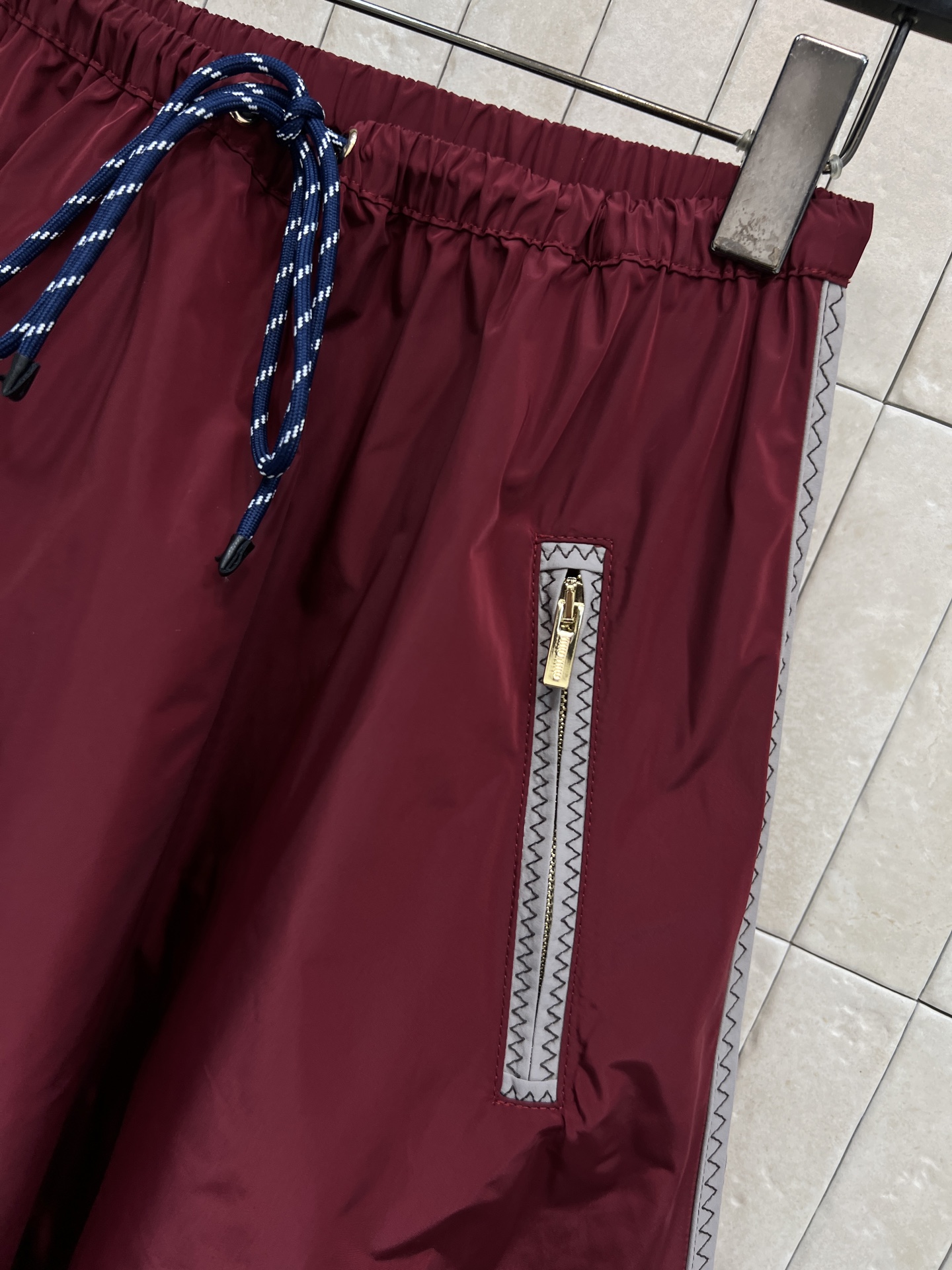 MIU家 26早春新款 酒红色尼龙半裙 抽绳松紧腰设计 舒适又实用 两侧拉链口袋+品牌刺绣 细节满分 复