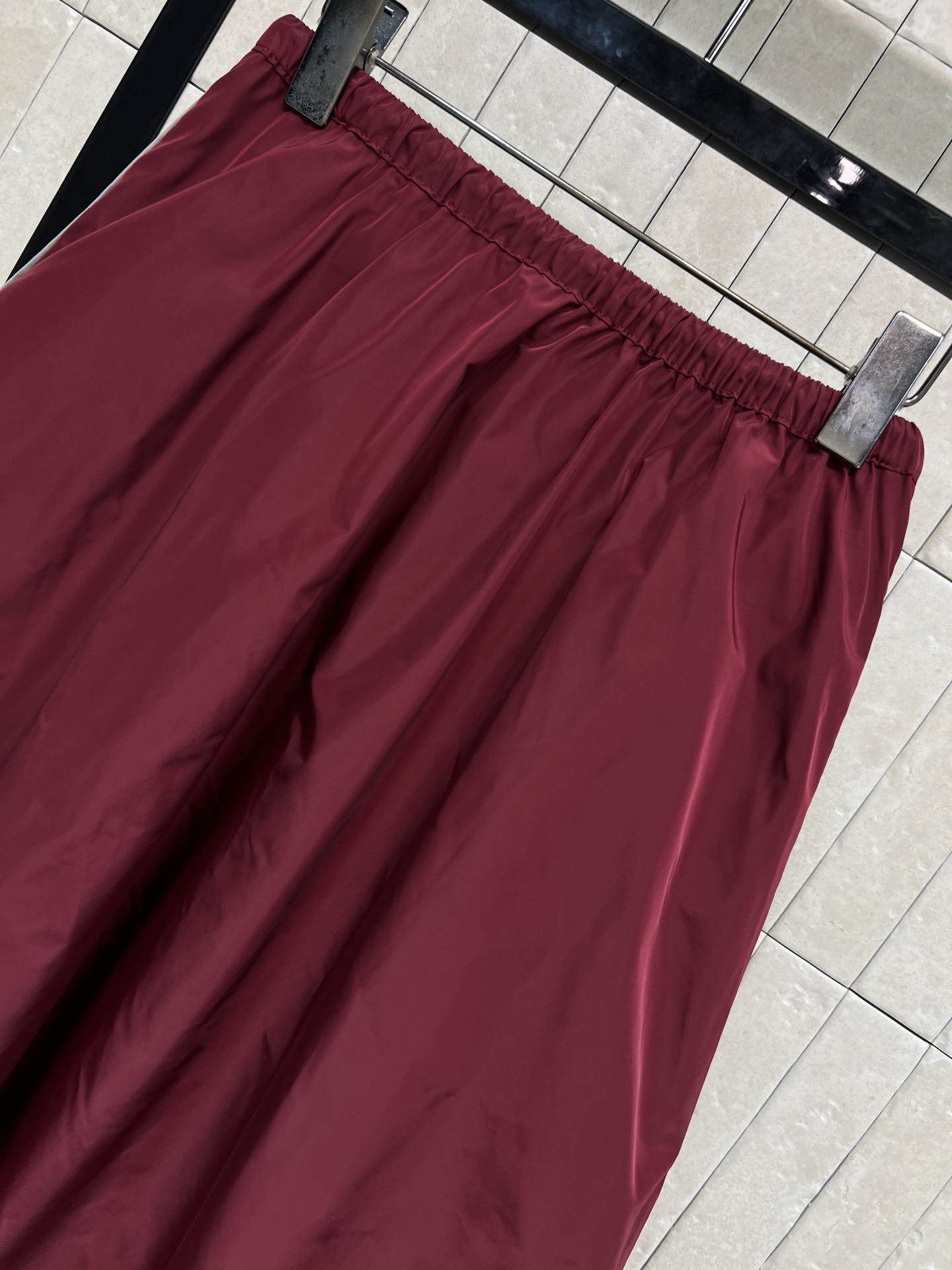 MIU家 26早春新款 酒红色尼龙半裙 抽绳松紧腰设计 舒适又实用 两侧拉链口袋+品牌刺绣 细节满分 复