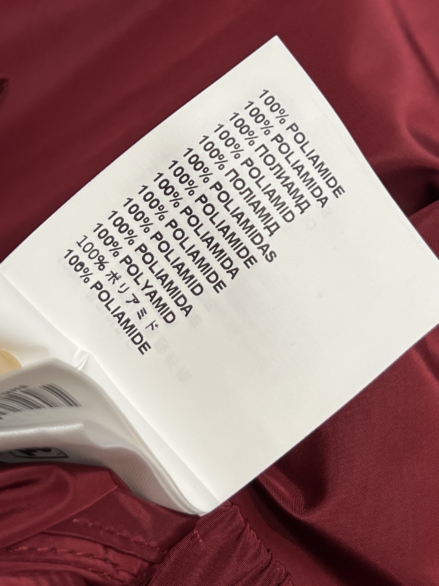 MIU家 26早春新款 酒红色尼龙半裙 抽绳松紧腰设计 舒适又实用 两侧拉链口袋+品牌刺绣 细节满分 复