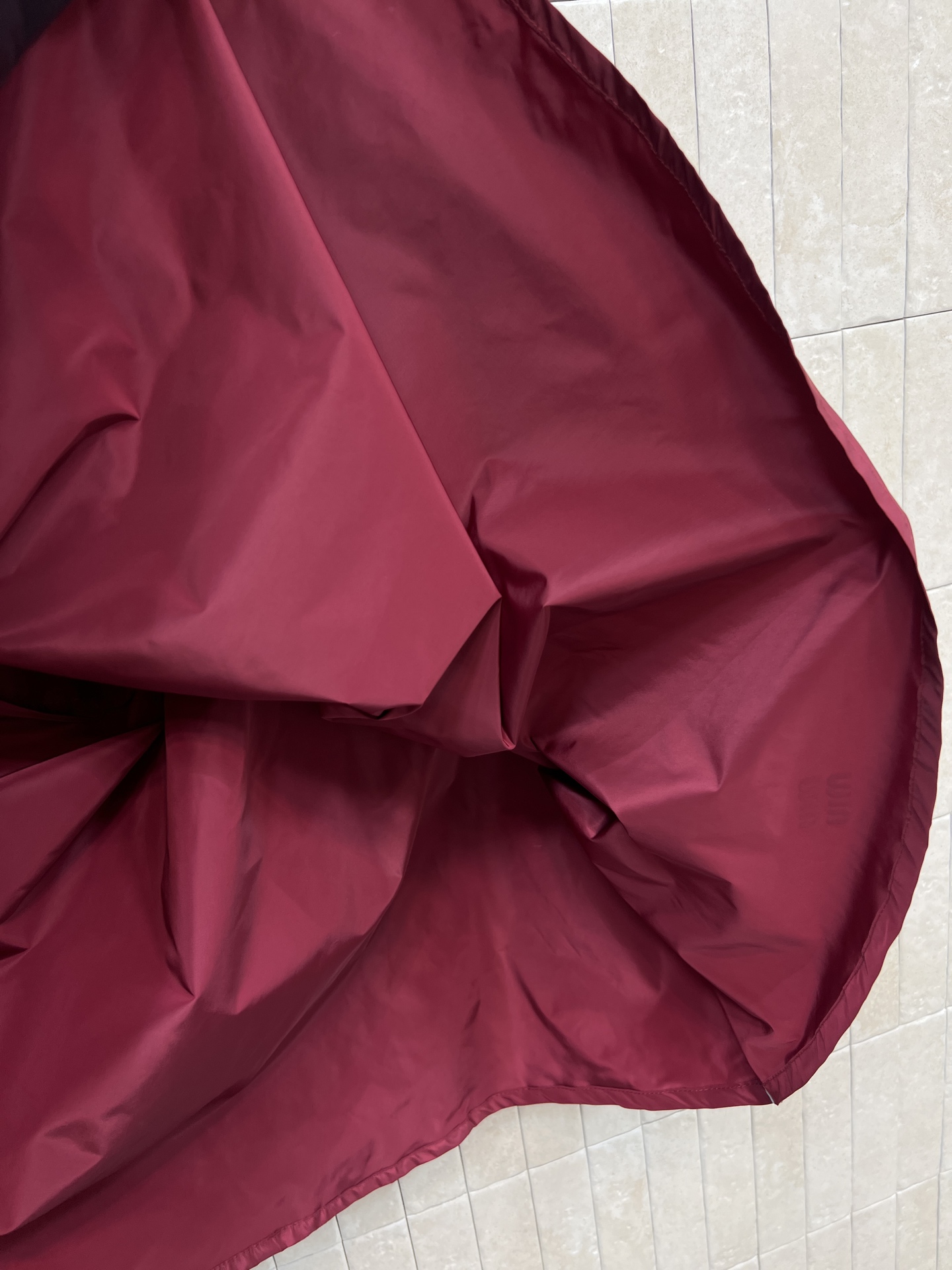 MIU家 26早春新款 酒红色尼龙半裙 抽绳松紧腰设计 舒适又实用 两侧拉链口袋+品牌刺绣 细节满分 复