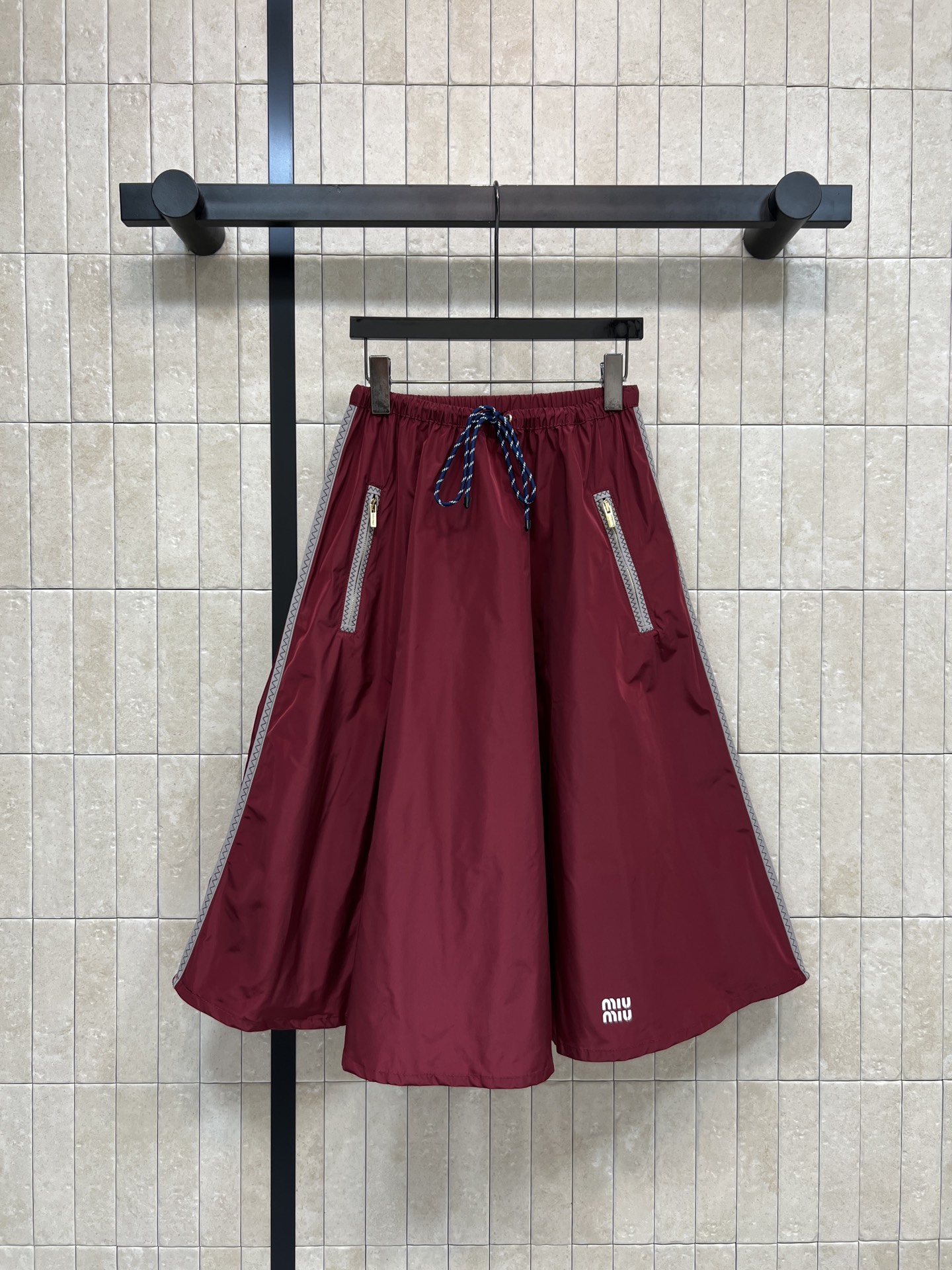 NO:697535,MIU Home's 26 early spring new style. Burgundy nylon skirt. Drawstring elastic waist design. Comfortable and practical. Zipper pockets on both sides + brand embroidery. Perfect details. Retro burgundy tone. Sweet and cool style. Easy to wear in daily life or festivals. Fashion sense!  One color and three sizes Size/S-M-L,,miumiu,skirts,19860909MIU家 26早春新款 酒红色尼龙半裙 抽绳松紧腰设计 舒适又实用 两侧拉链口袋+品牌刺绣 细节满分 复古酒红色调 甜酷风格 日常或节日都能轻松驾驭 时尚感直接拉满！一色三码 Size/S-M-L,,miumiu,skirts,,Women's clothing