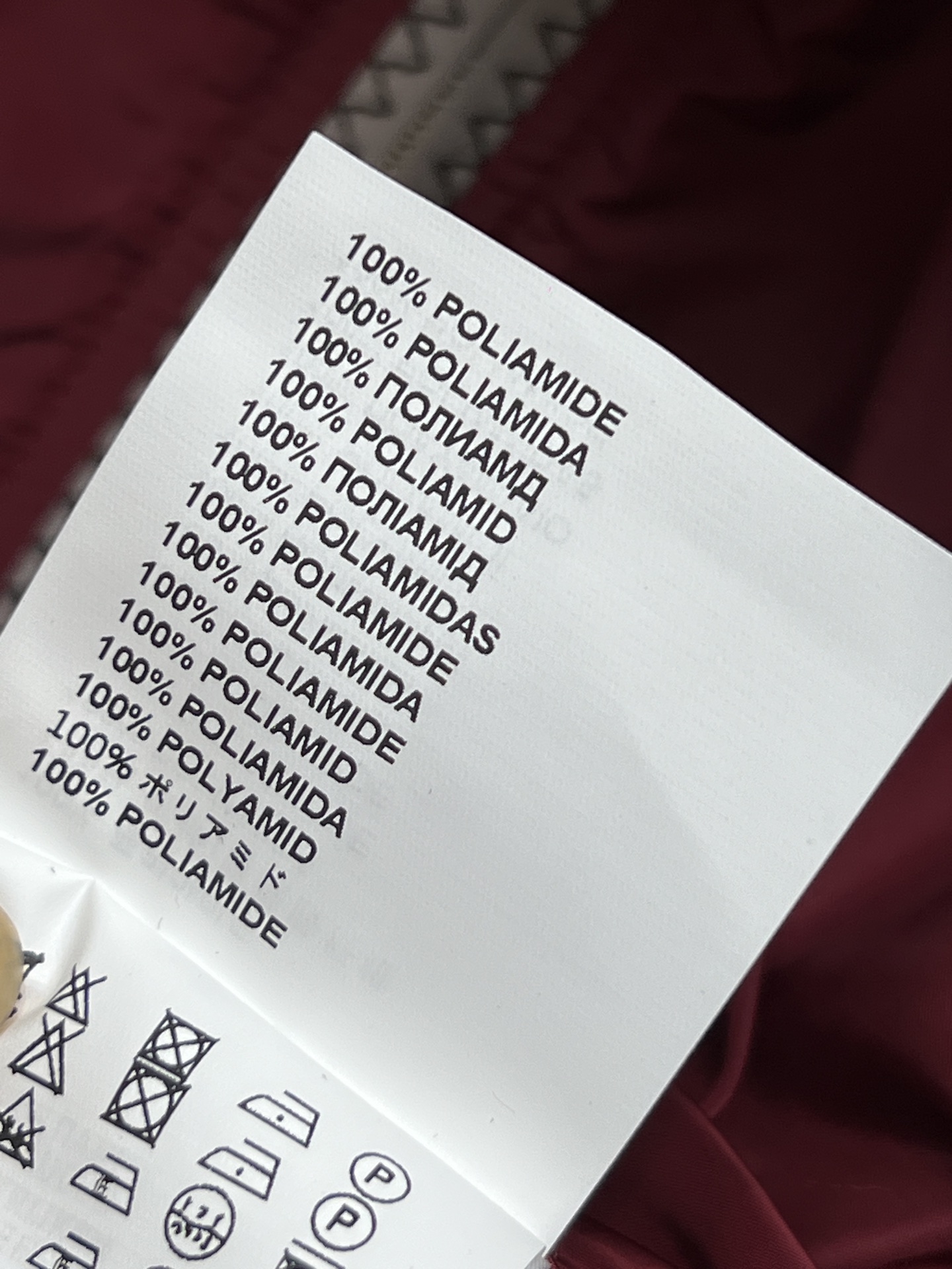 MIU家 26早春新款 酒红色马甲 轻便速干面料轻薄柔软 穿着舒适透气 灰色翻领+下摆撞色抽绳 层次感满