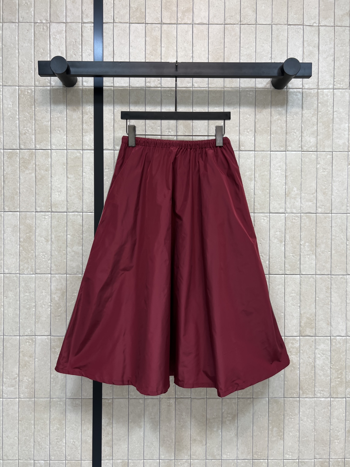 MIU家 26早春新款 酒红色尼龙半裙 抽绳松紧腰设计 舒适又实用 两侧拉链口袋+品牌刺绣 细节满分 复