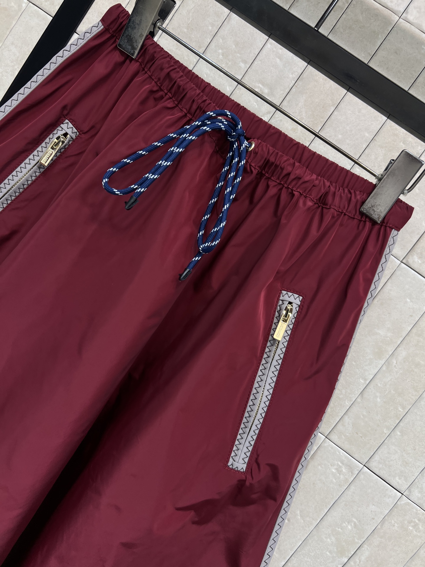 MIU家 26早春新款 酒红色尼龙半裙 抽绳松紧腰设计 舒适又实用 两侧拉链口袋+品牌刺绣 细节满分 复