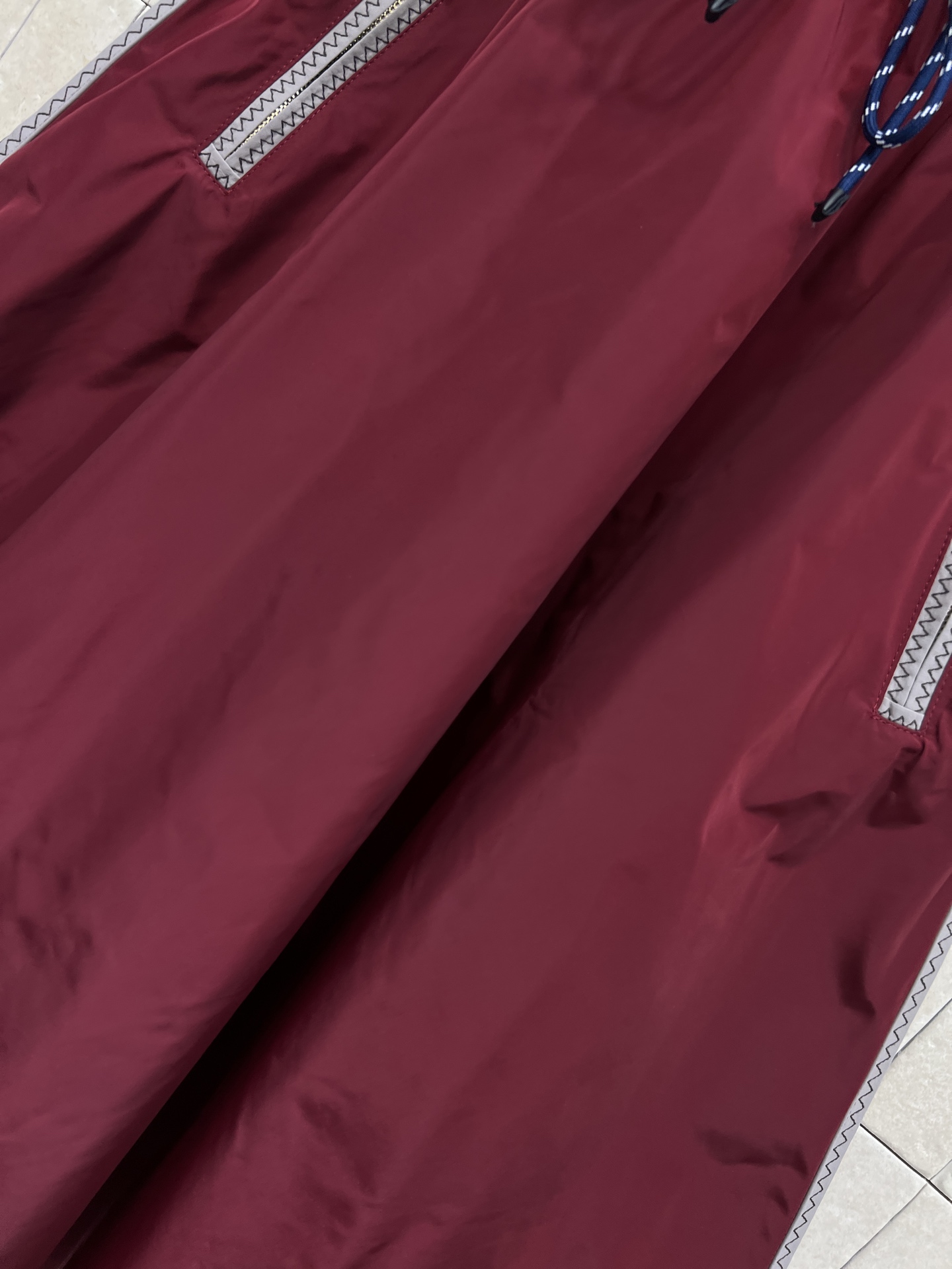 MIU家 26早春新款 酒红色尼龙半裙 抽绳松紧腰设计 舒适又实用 两侧拉链口袋+品牌刺绣 细节满分 复