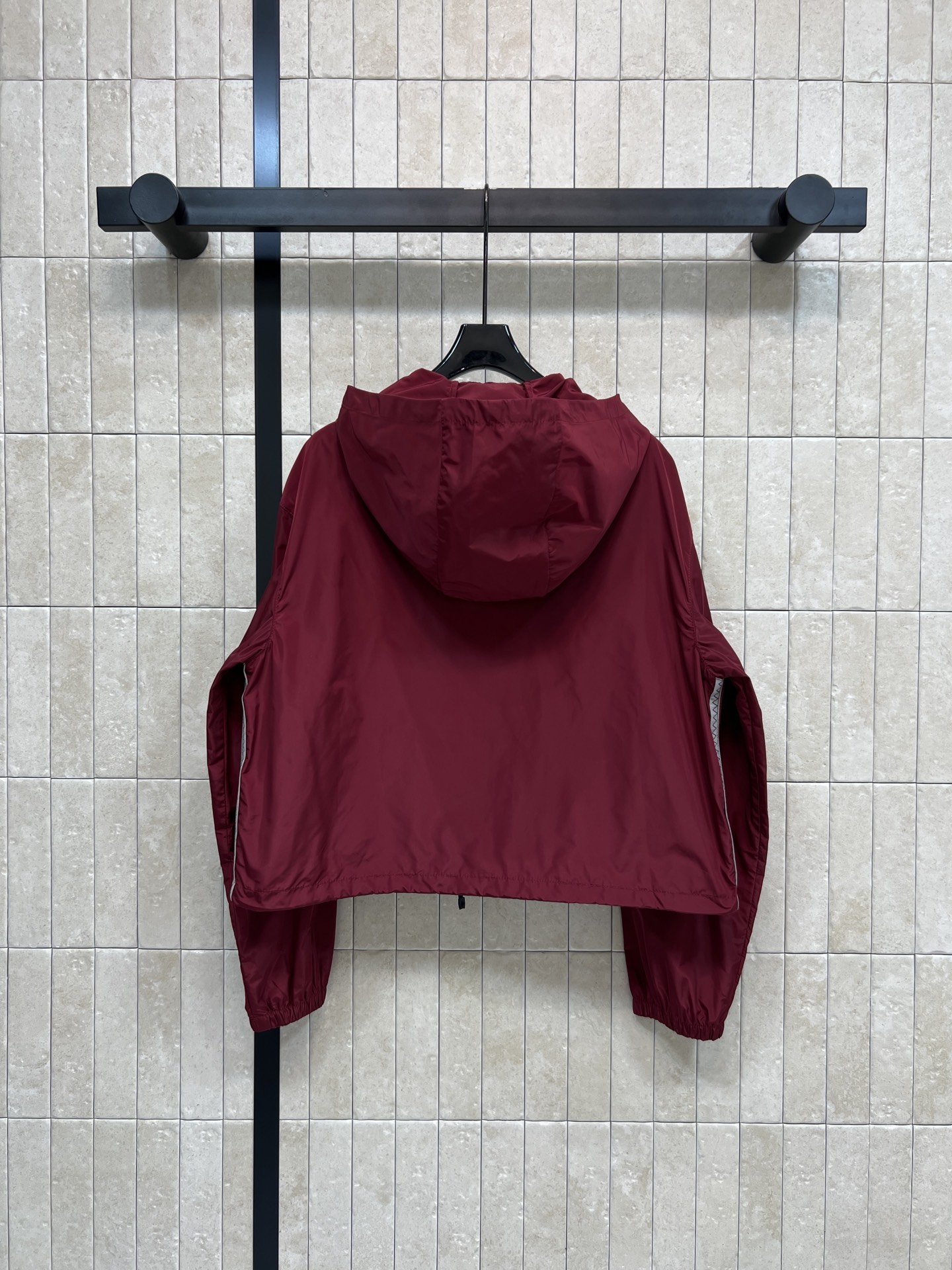 MIU家 26早春新款 酒红色冲锋衣 轻便速干面料 春秋季节超适合！简约运动风+利落剪裁 连帽设计实用又