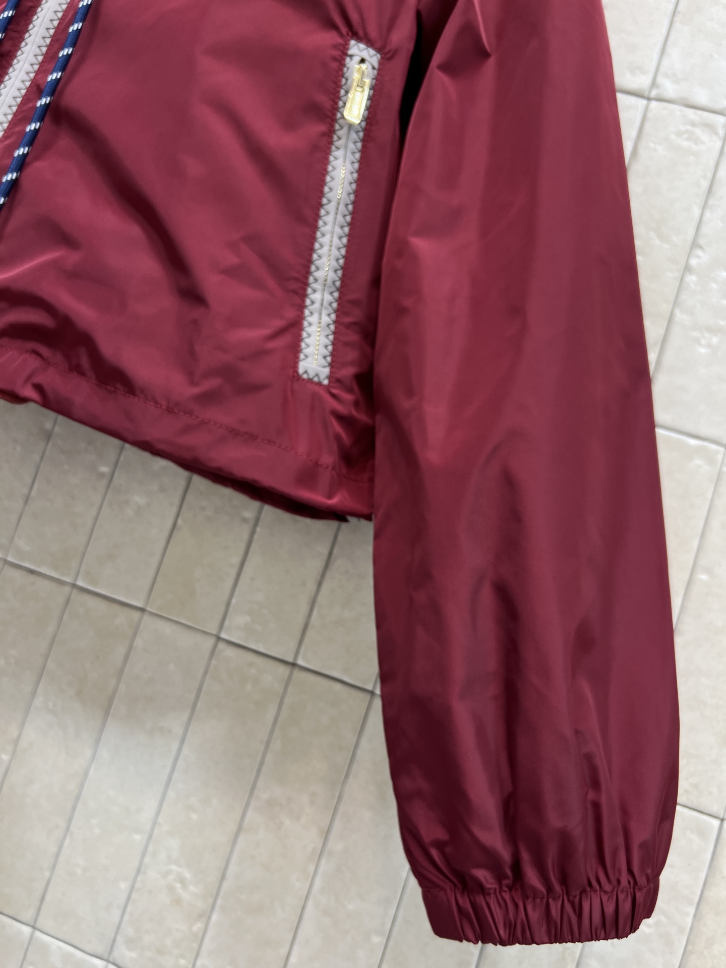 MIU家 26早春新款 酒红色冲锋衣 轻便速干面料 春秋季节超适合！简约运动风+利落剪裁 连帽设计实用又