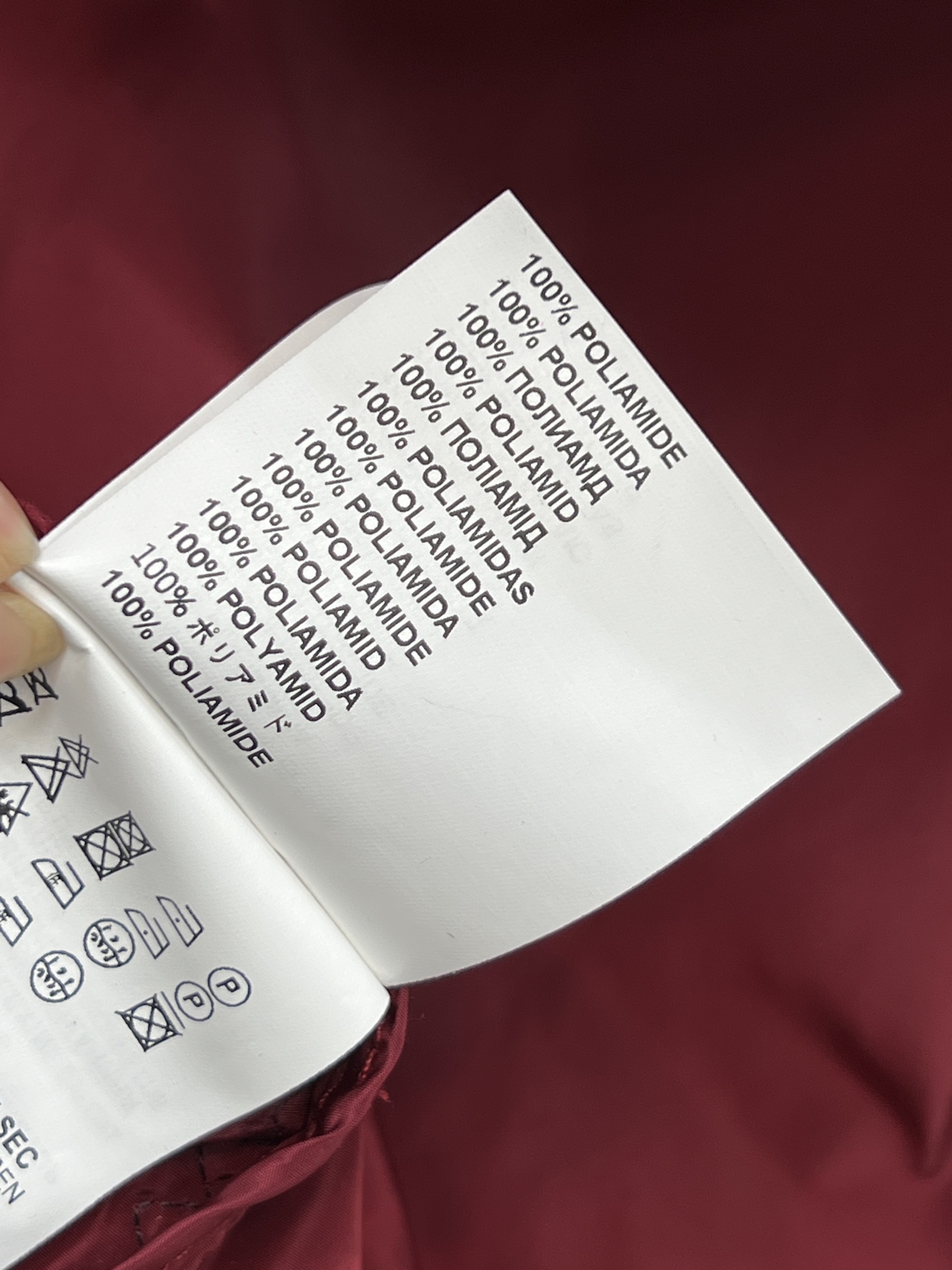 MIU家 26早春新款 酒红色冲锋衣 轻便速干面料 春秋季节超适合！简约运动风+利落剪裁 连帽设计实用又