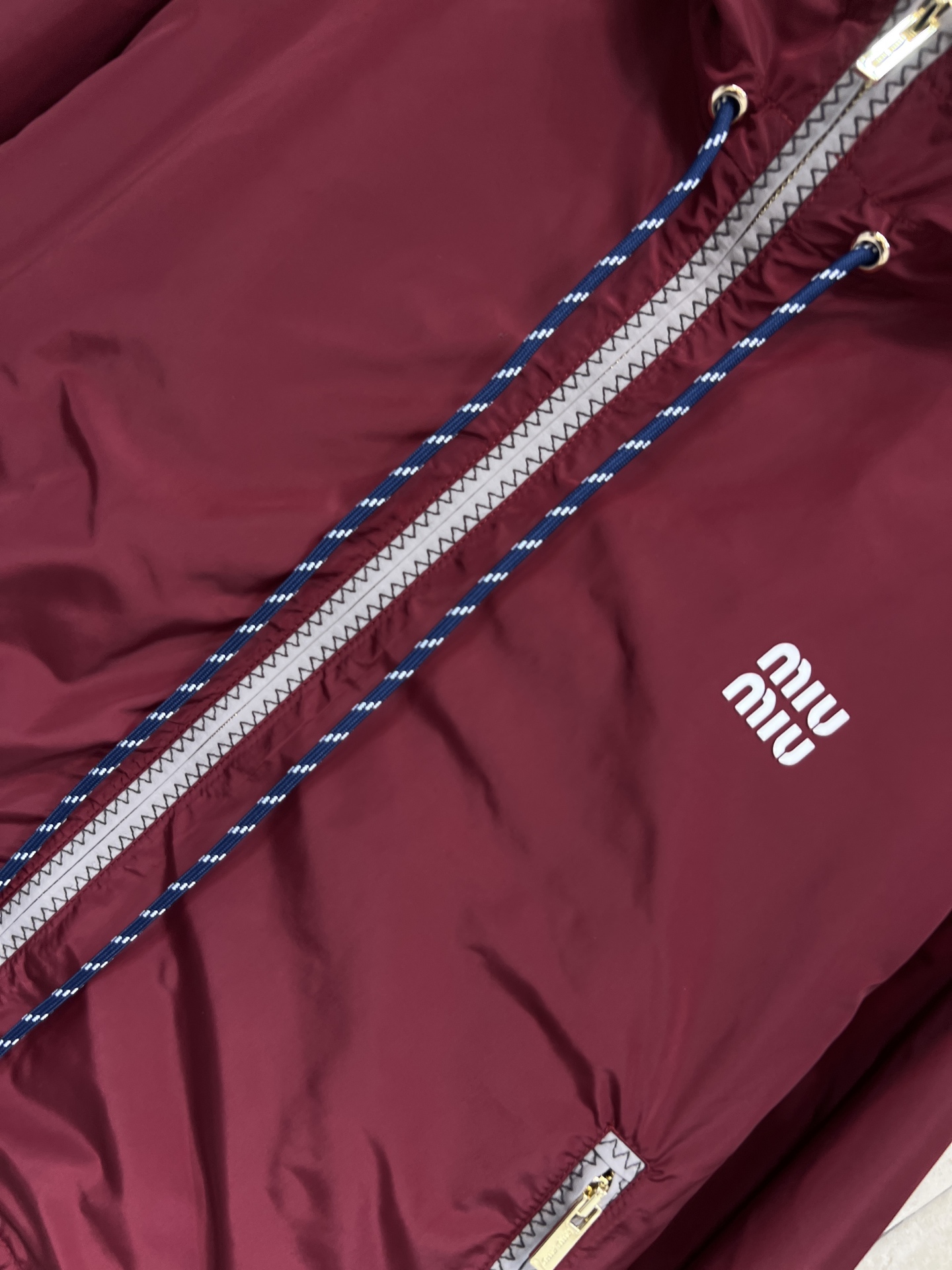 MIU家 26早春新款 酒红色冲锋衣 轻便速干面料 春秋季节超适合！简约运动风+利落剪裁 连帽设计实用又