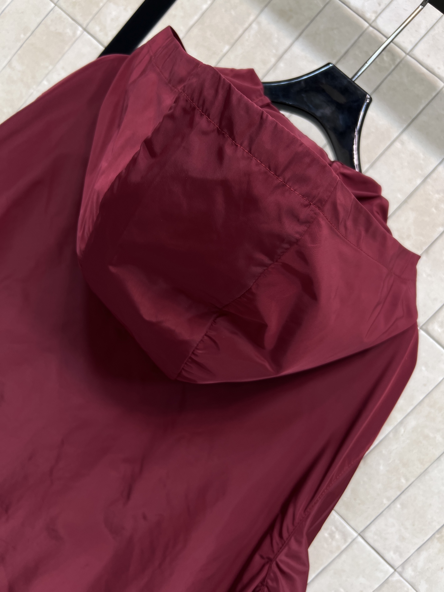 MIU家 26早春新款 酒红色冲锋衣 轻便速干面料 春秋季节超适合！简约运动风+利落剪裁 连帽设计实用又