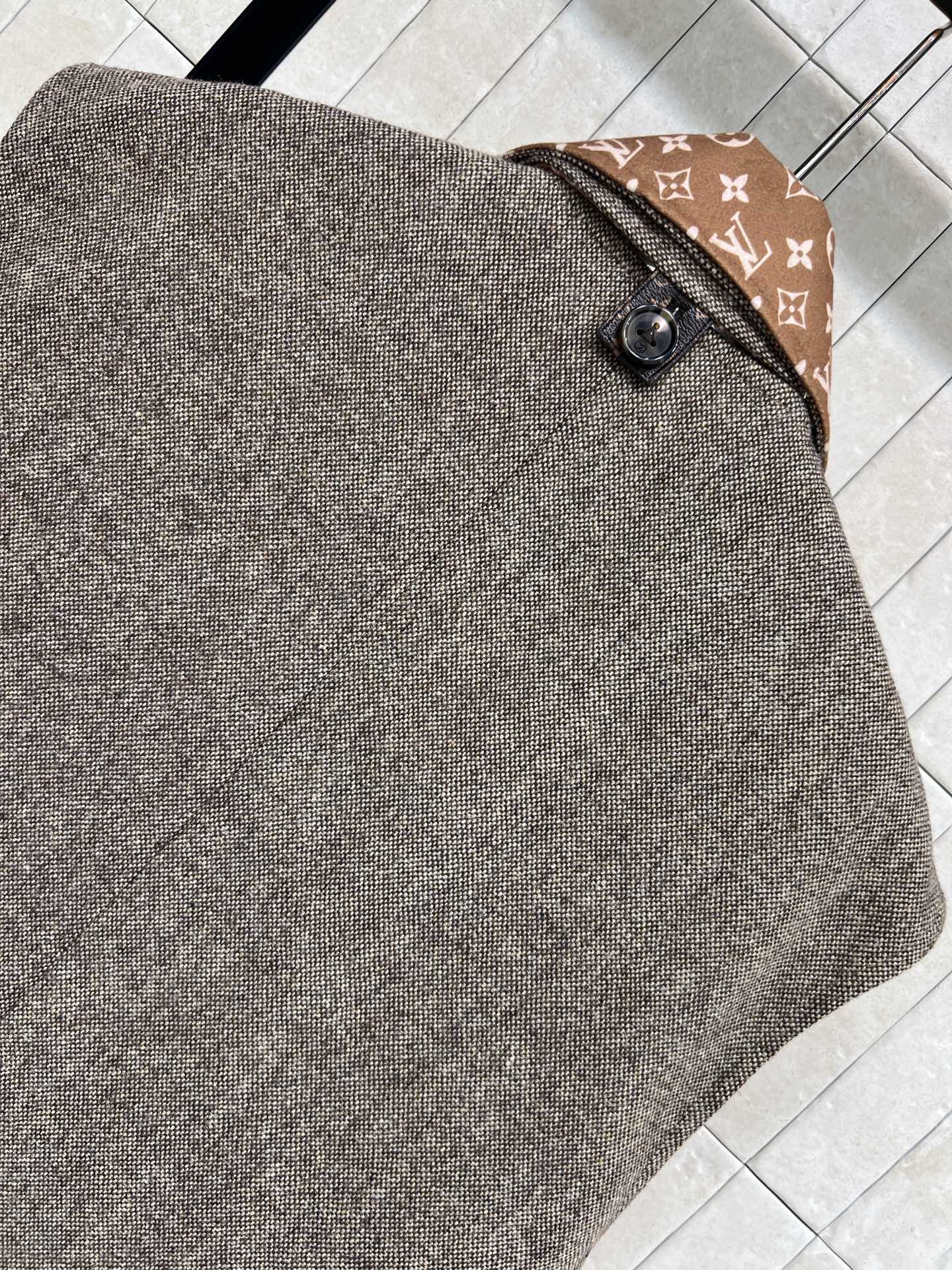 L家 26早春新款 老花围巾马甲 羊毛混纺材质 里面经典Monogram老花图案 品牌辨识度超高！短款版