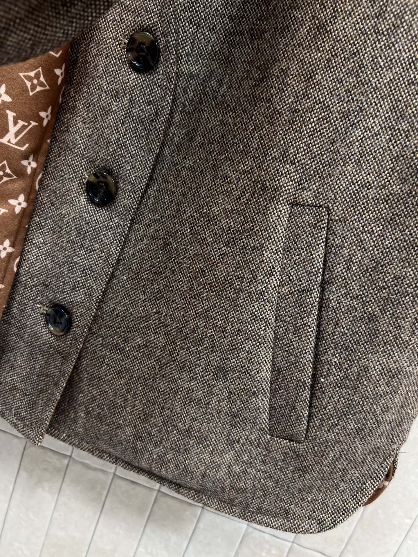 L家 26早春新款 老花围巾马甲 羊毛混纺材质 里面经典Monogram老花图案 品牌辨识度超高！短款版