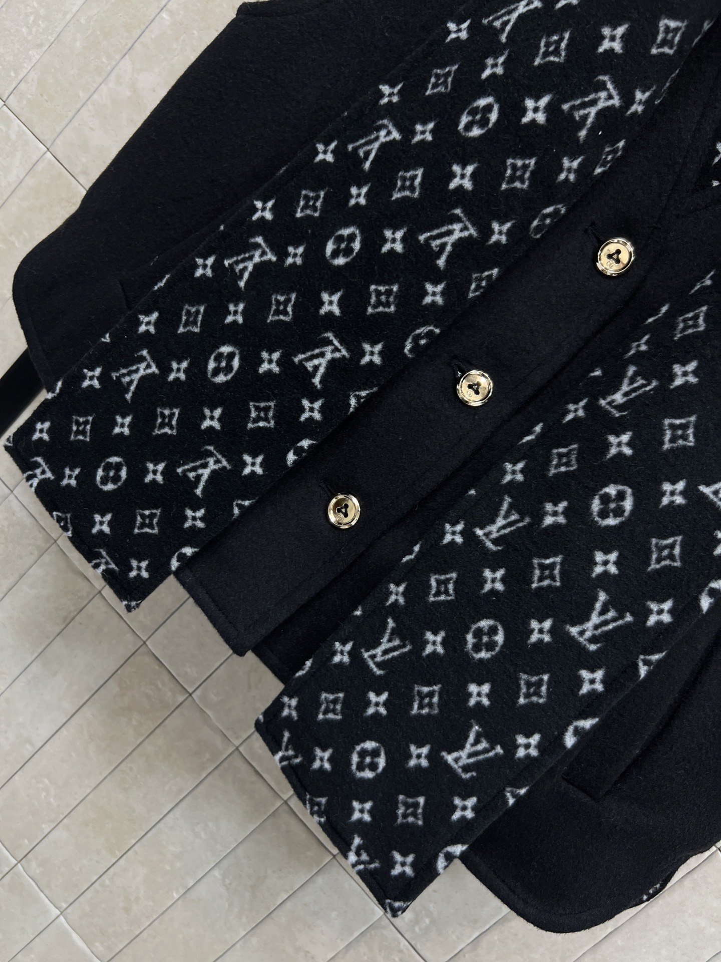 L家 26早春新款 老花围巾马甲 羊毛混纺材质 里面经典Monogram老花图案 品牌辨识度超高！无袖短