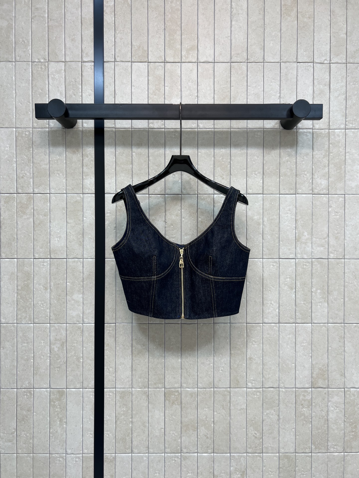 NO:708027,L’s 26 early spring new model, dark blue denim zipper vest, high-quality denim, dark blue tone + metal zipper design, retro and modern, sleeveless slim fit, V-neck zipper for easy putting on and taking off, and can also modify the neck line. The yellow stitching details are super layered. Pair it with high-waisted pants or skirts to easily create a casual and fashionable look!  It is suitable for daily outings and parties. It is comfortable and fashionable. A must-have for denim lovers!  Four sizes in one color Size/S-M-L- XL,,louis vuitton,skirts,19860909L家 26早春新款 深蓝牛仔拉链背心 高品质牛仔布 深蓝色调+金属拉链设计 复古又现代 无袖修身剪裁 V领拉链方便穿脱 还能修饰颈部线条 黄色缝线细节超有层次感 搭配高腰裤或裙装 轻松打造休闲时尚look！日常出街、聚会都很适合 舒适又时髦 牛仔控必入！一色四码 Size/S-M-L- XL,,louis vuitton,skirts,,Women's clothing