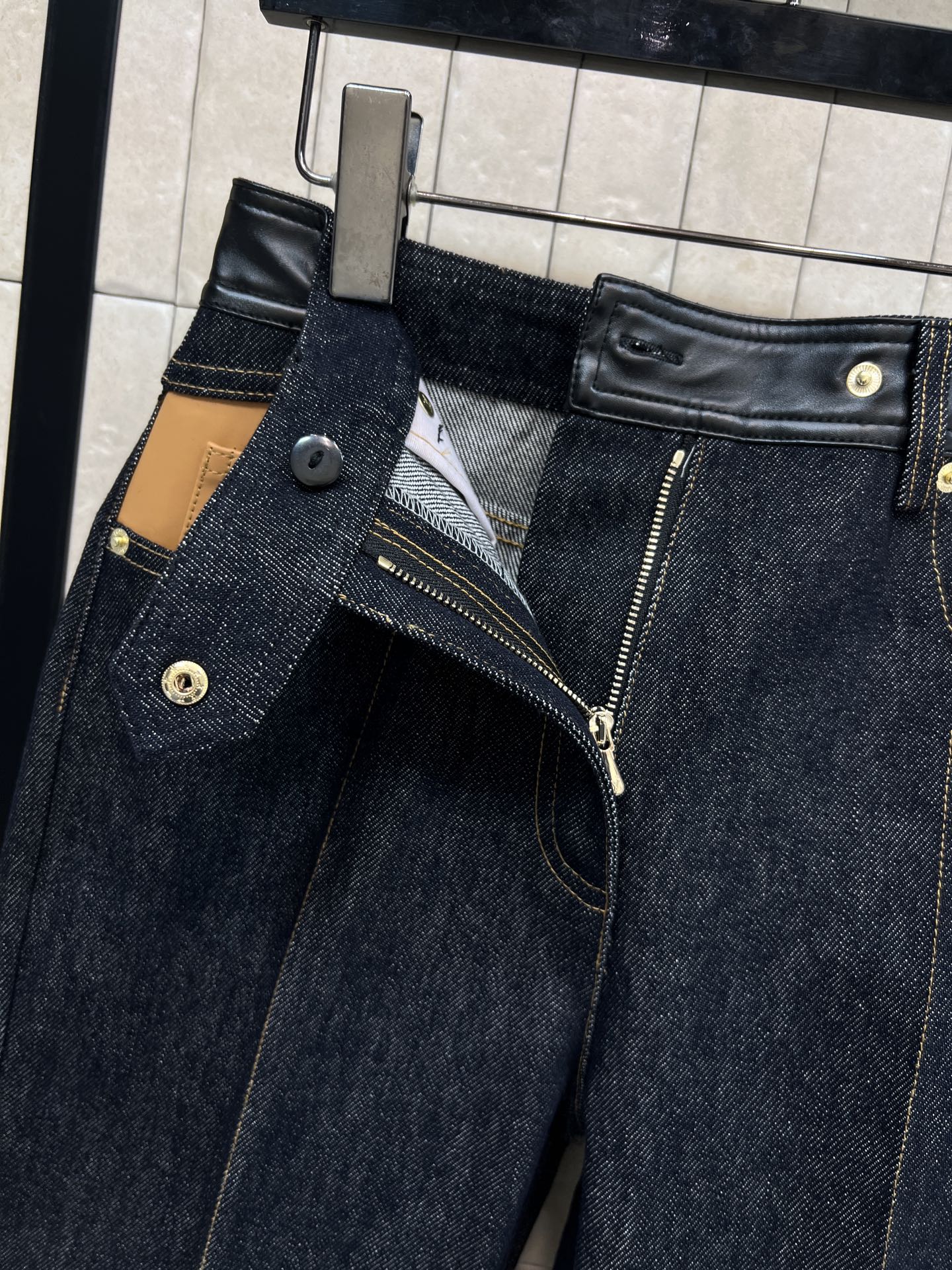 L家 26早春新款 皮革高腰直筒牛仔裤 深色牛仔布+皮革口袋装饰 复古又现代！高腰设计修饰腰线 直筒剪裁