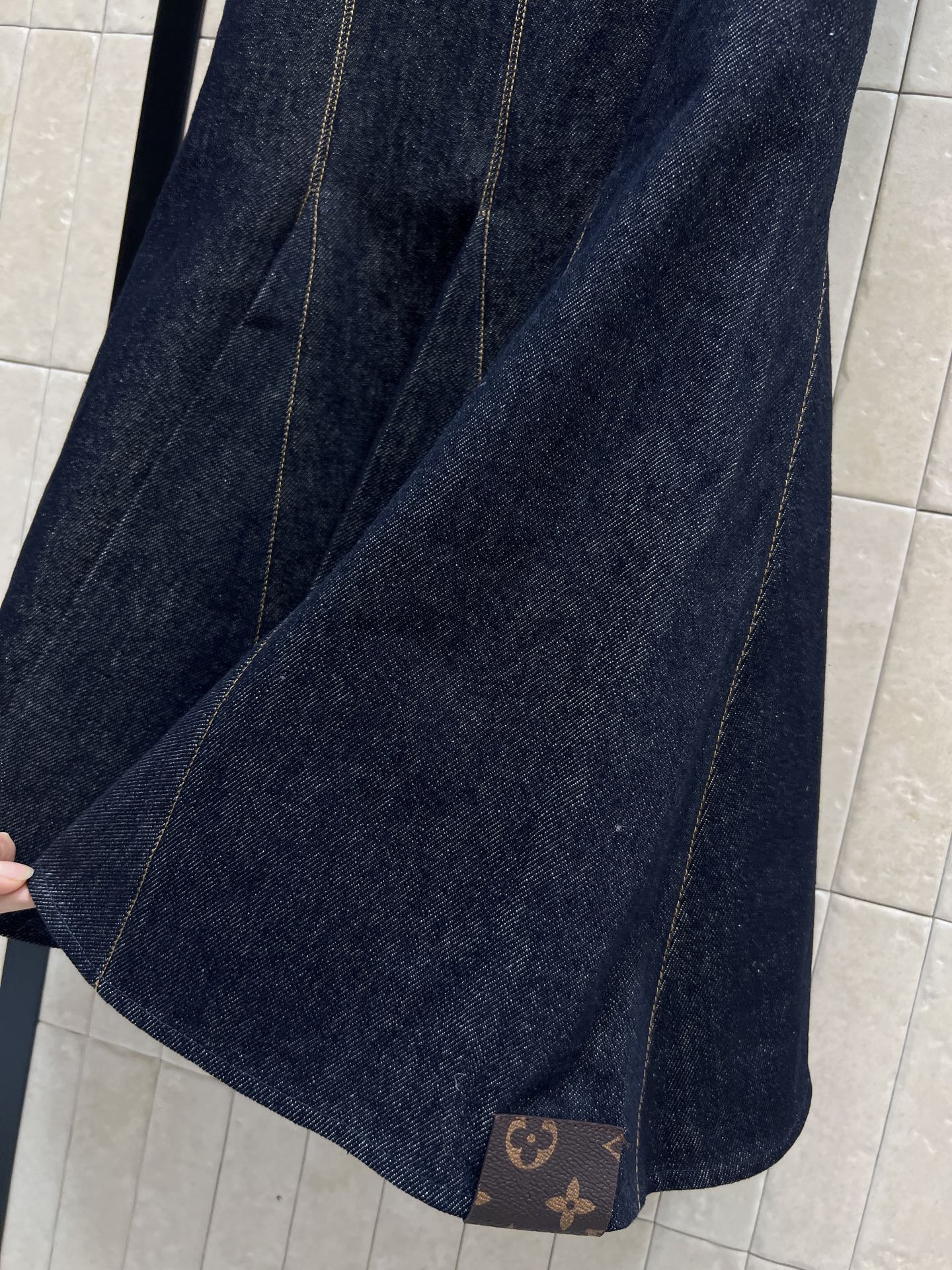 L家 26早春新款 吊带牛仔连衣裙 深色水洗丹宁面料+复古黄色明线 辨识度超高！吊带V领设计修饰肩颈 收