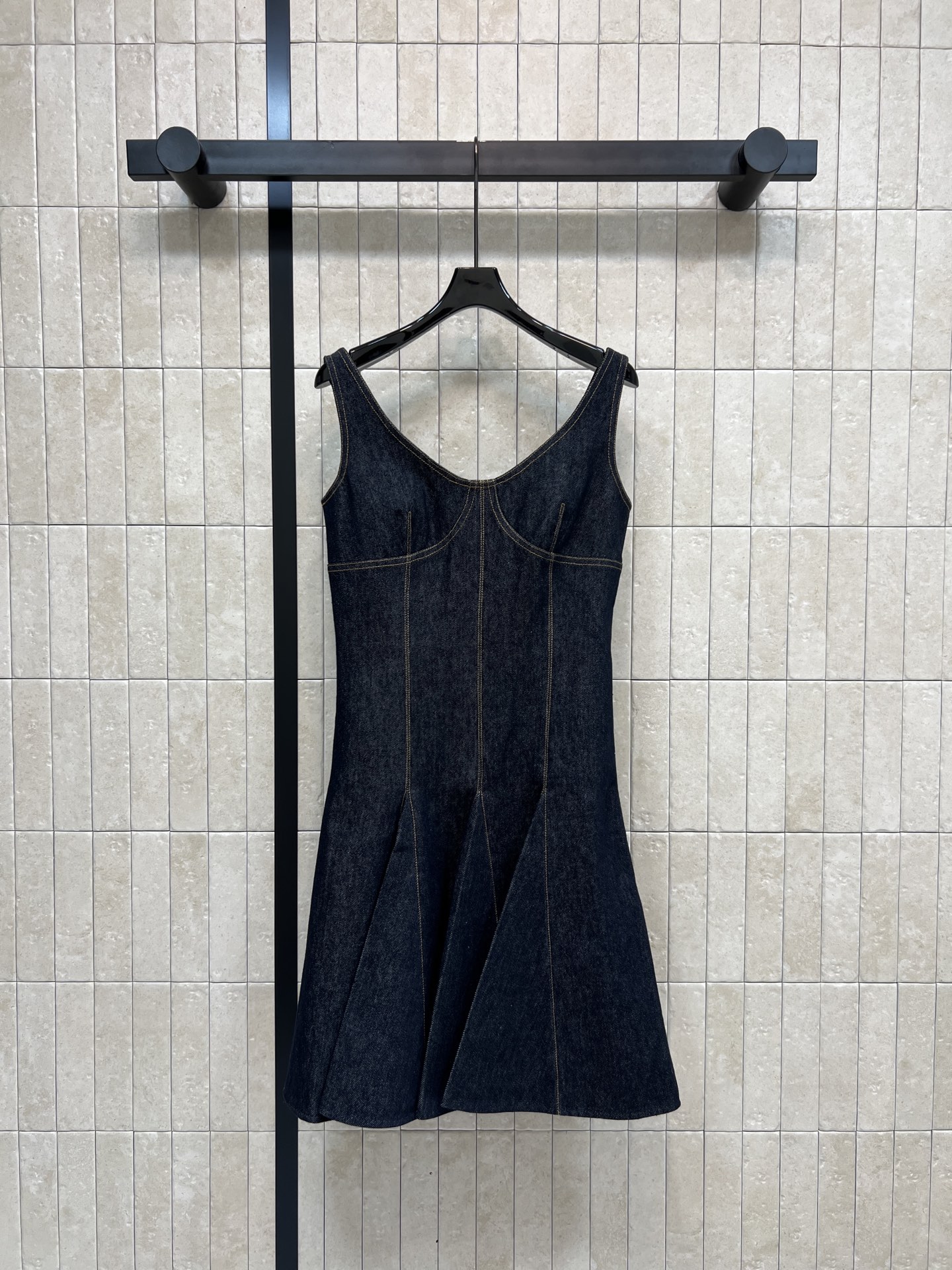 NO:708017,L's 26th early spring new style suspender denim dress, dark washed denim fabric + retro yellow topstitching, highly recognizable!  The strap V-neck design modifies the shoulders and neck. The A-line shape with waisted waist is very flattering. The zipper details on the back are very fashionable. You can easily control the sweet and spicy style or the retro style. It is great for daily outings and music festivals!  Four sizes in one color Size/S-M-L- XL,,louis vuitton,skirts,19860909L家 26早春新款 吊带牛仔连衣裙 深色水洗丹宁面料+复古黄色明线 辨识度超高！吊带V领设计修饰肩颈 收腰A字版型超显身材 后背拉链细节时髦感满分 甜辣风or复古风都能轻松驾驭 日常出街、音乐节都很出彩！一色四码 Size/S-M-L- XL,,louis vuitton,skirts,,Women's clothing