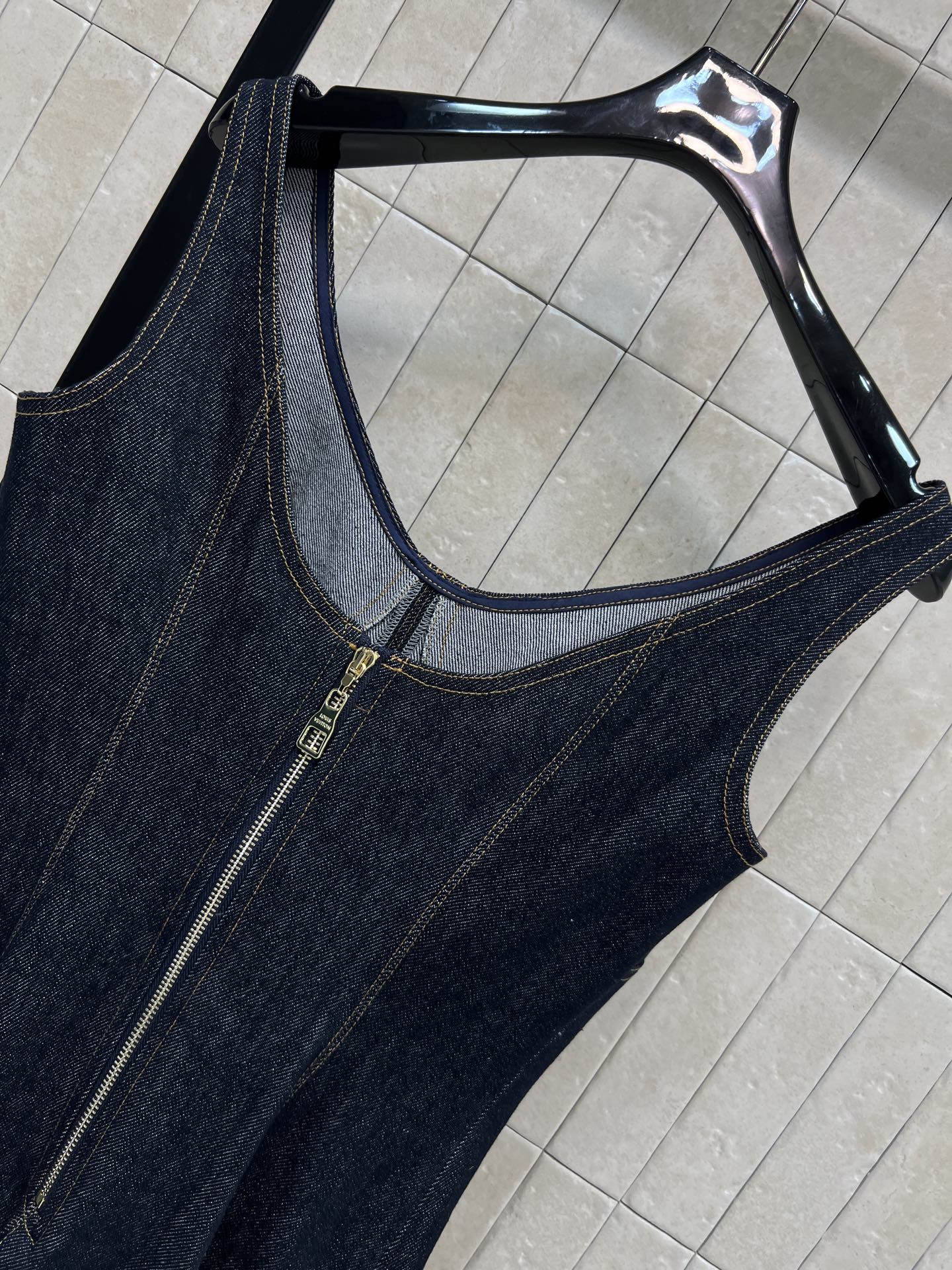 L家 26早春新款 吊带牛仔连衣裙 深色水洗丹宁面料+复古黄色明线 辨识度超高！吊带V领设计修饰肩颈 收