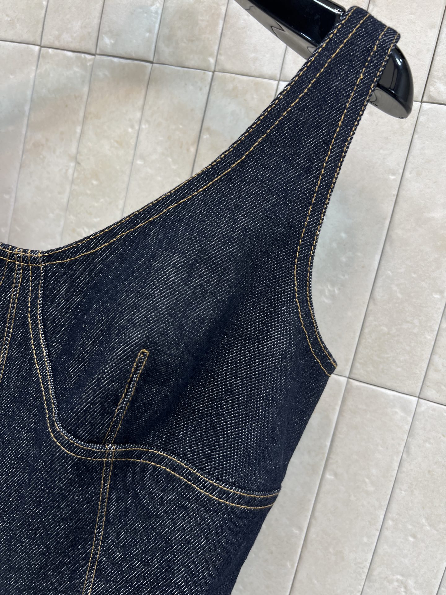 L家 26早春新款 吊带牛仔连衣裙 深色水洗丹宁面料+复古黄色明线 辨识度超高！吊带V领设计修饰肩颈 收