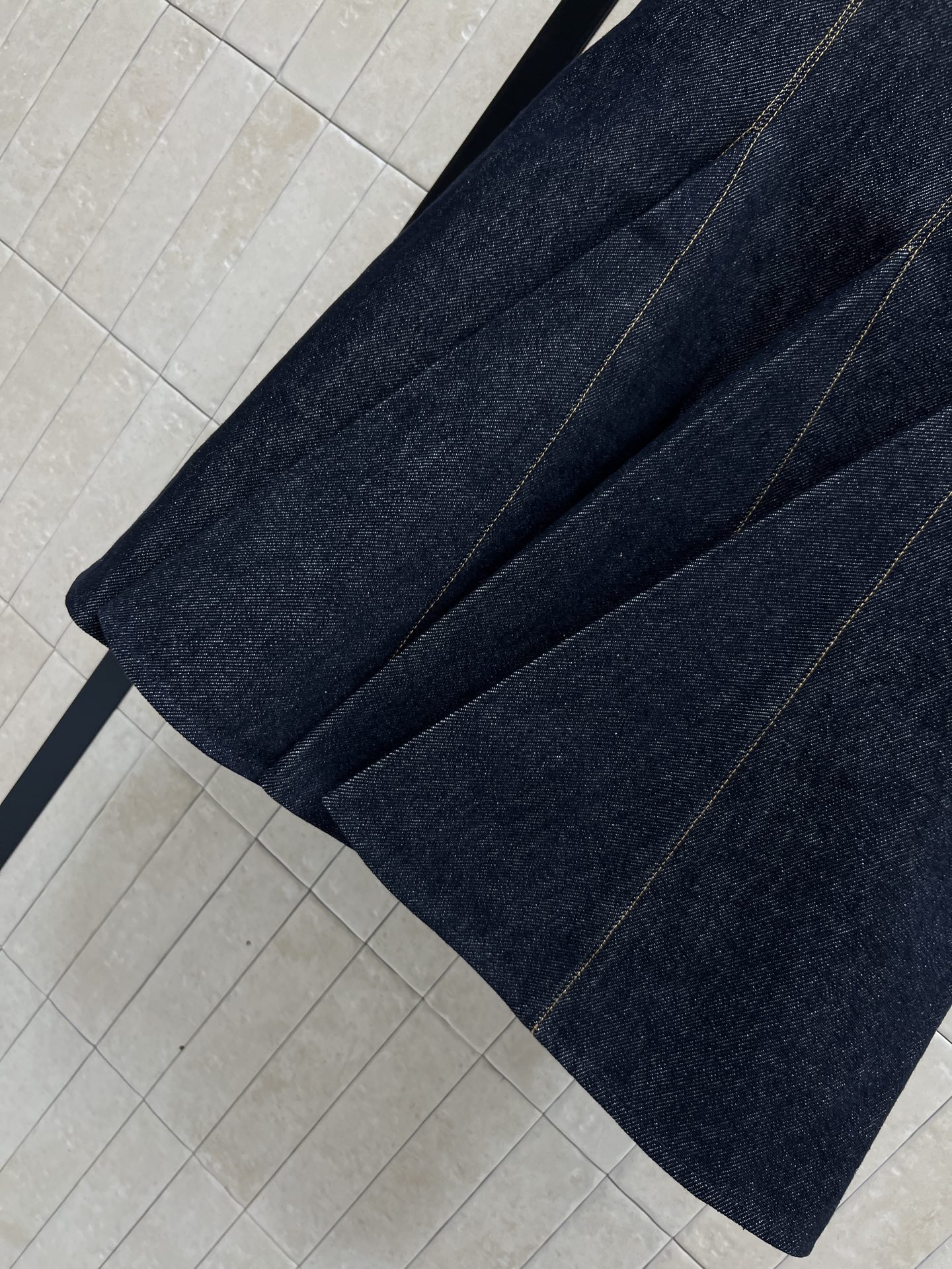 L家 26早春新款 吊带牛仔连衣裙 深色水洗丹宁面料+复古黄色明线 辨识度超高！吊带V领设计修饰肩颈 收