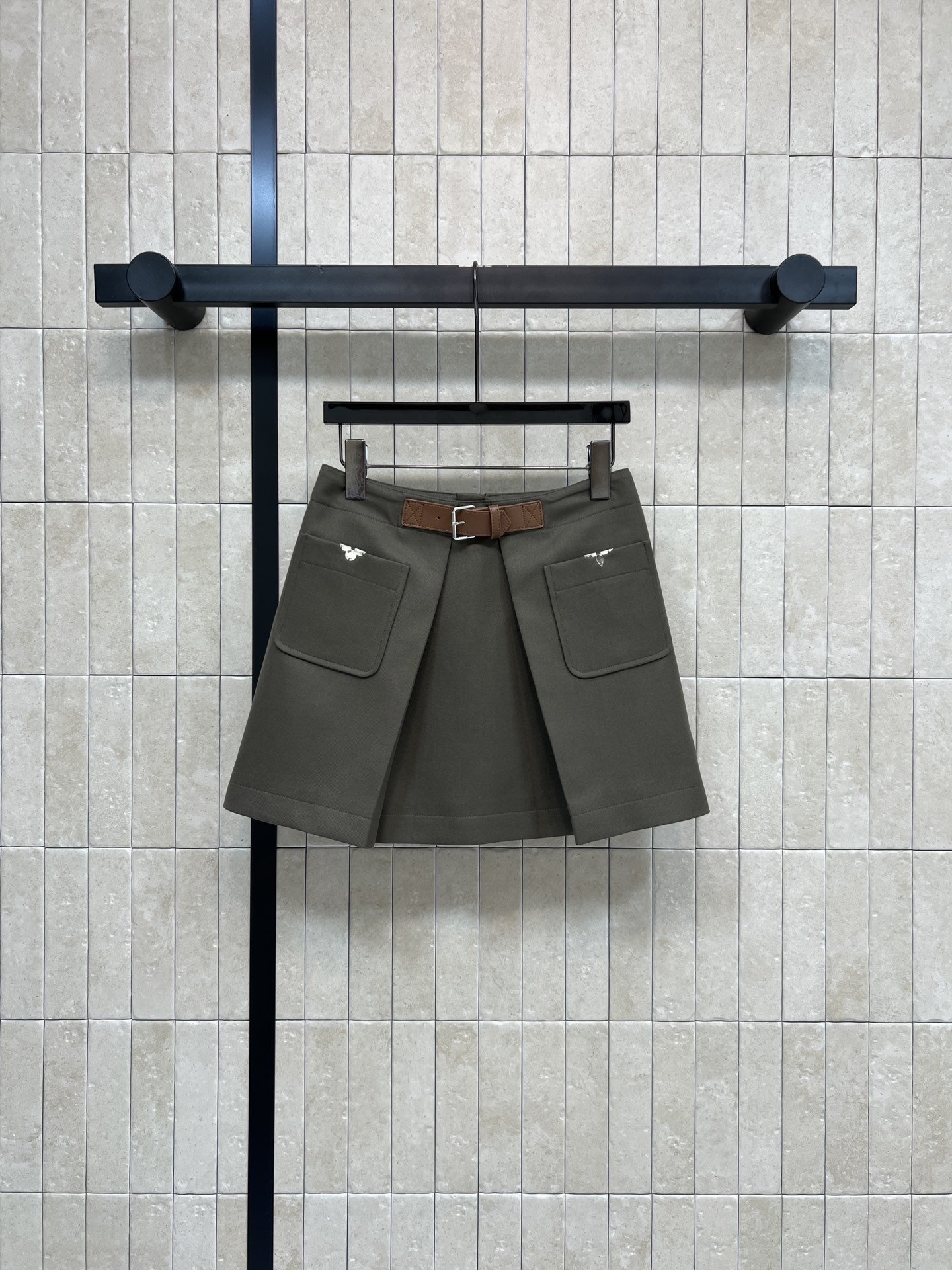 NO:708032,L's 26 early spring new style, pleated skirt with gray-green leather buckle decoration, pleated design + brown leather buckle belt decoration, easily raises the waistline, optimizes body proportions, especially suitable for small girls, large pockets on both sides with LV badges, perfect details, super recognizable!  The gray green color is low-key and versatile. It can be easily used for commuting and leisure. Pair it with the same series of suit jackets. Four sizes in one color. Size/S-M-L- XL,,louis vuitton,louis vuitton,skirts,jackets & coats,business suit,19860909L家 26早春新款 灰绿色皮扣装饰压褶短裙 压褶设计+棕色皮扣腰带装饰 轻松拉高腰线 优化身材比例 特别适合小个子女生 两侧大口袋配LV徽章 细节满分 辨识度超高！灰绿色低调百搭 通勤休闲都能轻松驾驭 搭配同系列西装外套超出彩 一色四码 Size/S-M-L- XL,,louis vuitton,louis vuitton,skirts,jackets & coats,business suit,,Women's clothing