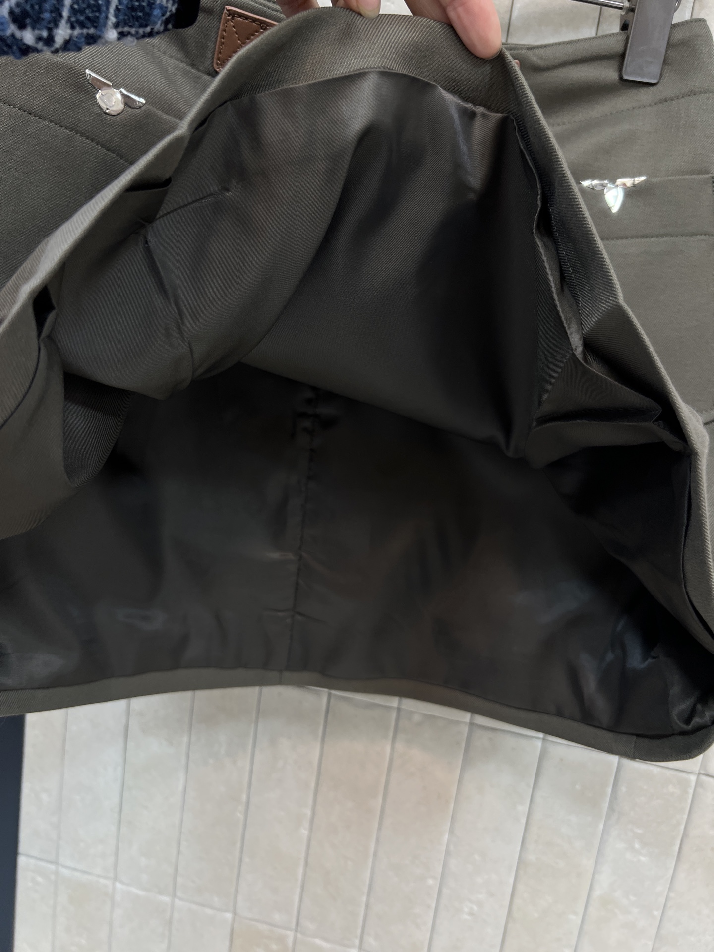 L家 26早春新款 灰绿色皮扣装饰压褶短裙 压褶设计+棕色皮扣腰带装饰 轻松拉高腰线 优化身材比例 特别