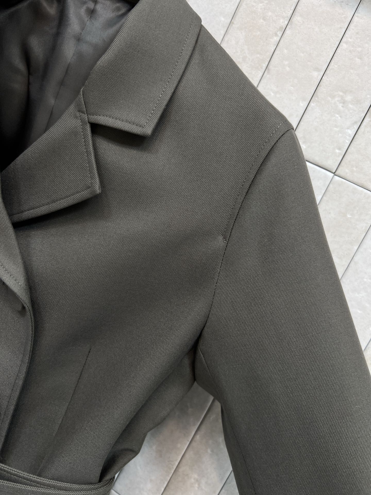 L家 26早春新款 灰绿色双排扣收腰西装外套 双排扣+西装领 复古又时髦 收腰设计配可拆卸腰带 轻松修饰