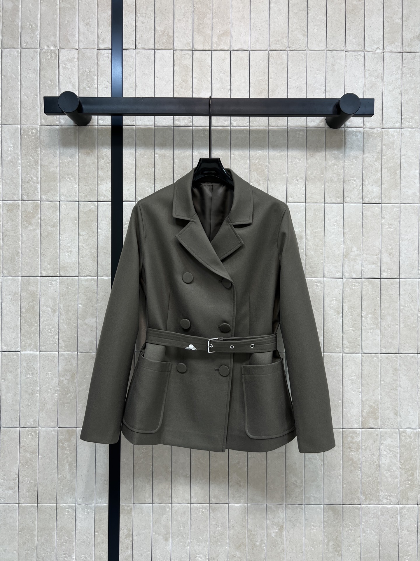 L家 26早春新款 灰绿色双排扣收腰西装外套 双排扣+西装领 复古又时髦 收腰设计配可拆卸腰带 轻松修饰