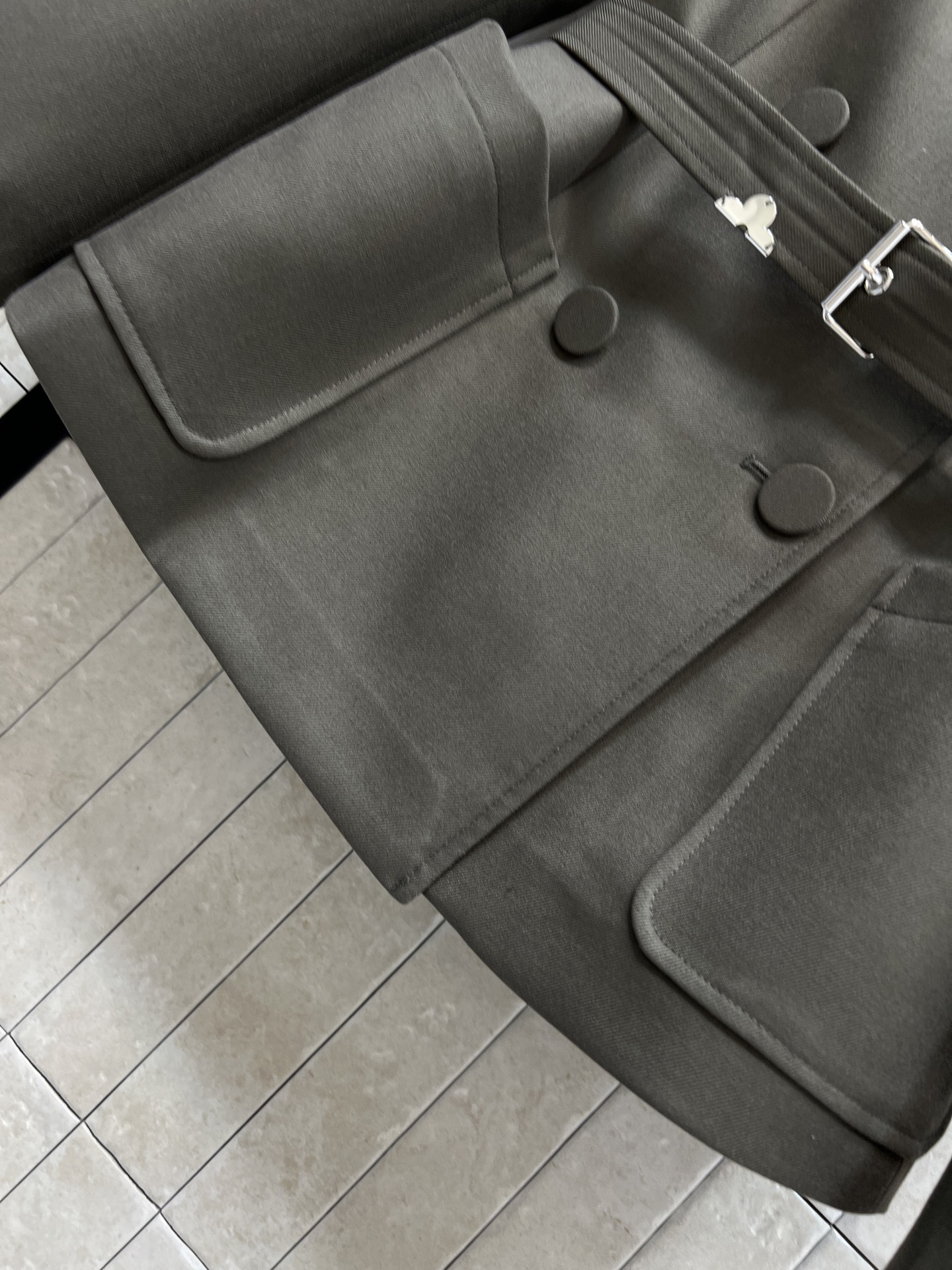 L家 26早春新款 灰绿色双排扣收腰西装外套 双排扣+西装领 复古又时髦 收腰设计配可拆卸腰带 轻松修饰