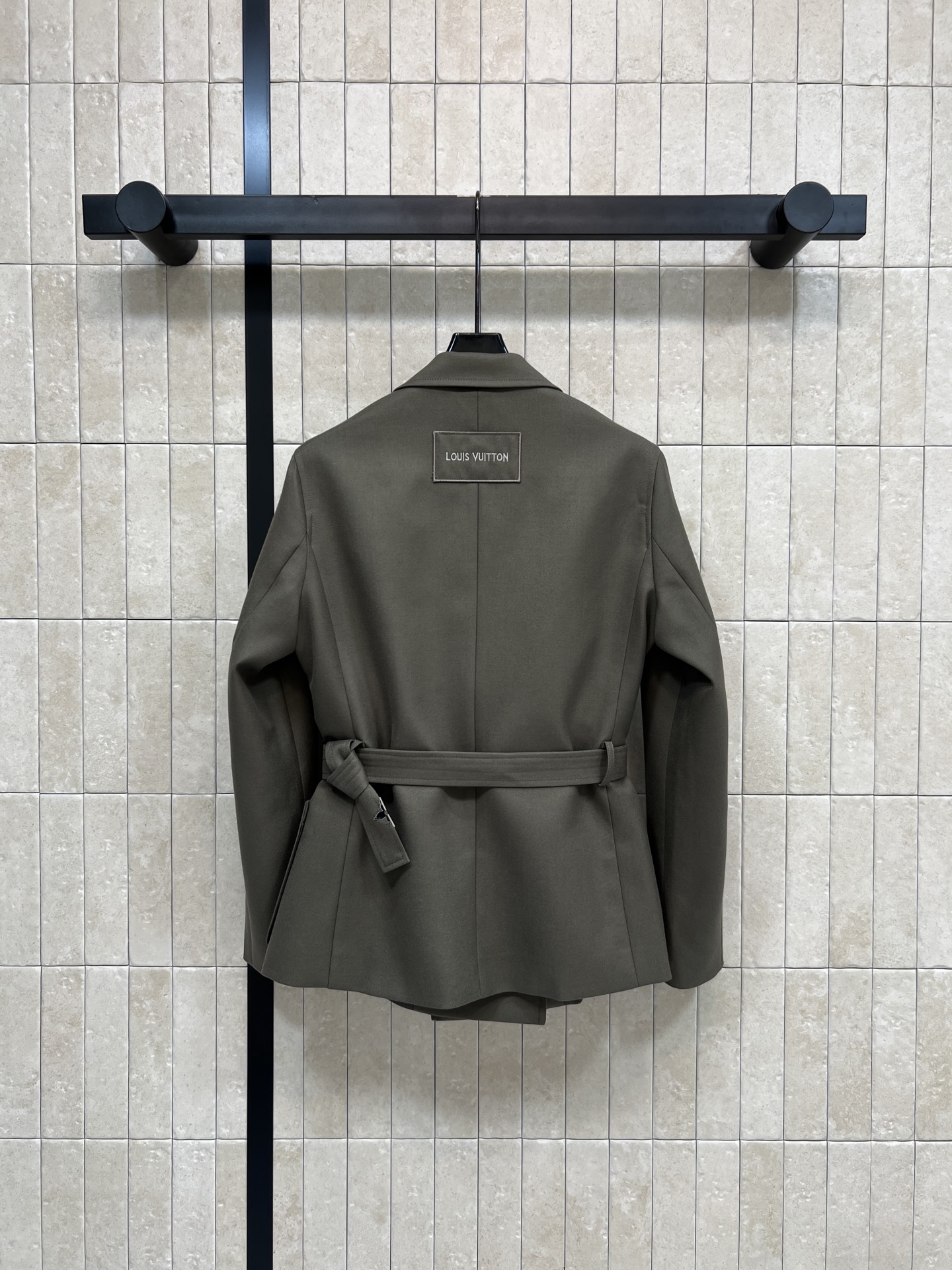 L家 26早春新款 灰绿色双排扣收腰西装外套 双排扣+西装领 复古又时髦 收腰设计配可拆卸腰带 轻松修饰