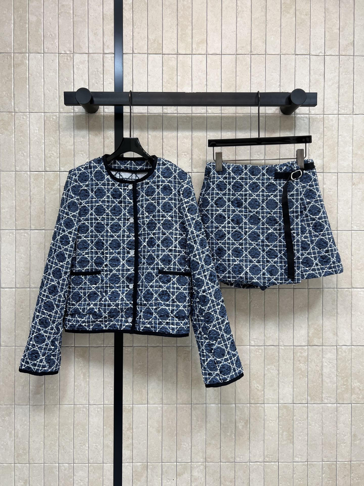 NO:708034,Jacket Skirt D Home 26 new style for early spring Blue cannage pattern small fragrance suit Round neck jacket + paneled culottes Classic tweed material Blue and white rhombus pattern + black piping Elegant retro temperament perfect Round neck design of jacket Metal button embellishment Exquisite details Skirt belt decoration Modify waistline Suitable for commuting or formal occasions Paired with pearl jewelry or high heels  Easily get ladylike style in one color and three sizes Size/S-M-L, dior, high heels, skirts, jackets & coats,19860909外套 半裙D家 26早春新款 蓝色藤格纹小香风套装 圆领外套+搭片裤裙 经典粗花呢材质 蓝白菱格纹+黑色滚边 优雅复古气质满分 外套圆领设计 金属纽扣点缀 细节精致 半身裙腰带装饰 修饰腰线 通勤或正式场合都很适合 搭配珍珠饰品或高跟鞋 轻松get名媛风穿搭一色三码Size/S-M-L,,dior,high heels,skirts,jackets & coats,,Women's clothing