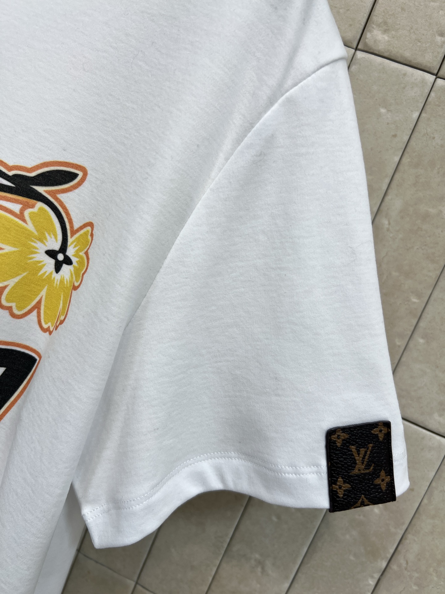 L家 26春夏新款 印花白色短袖T恤 正面是品牌标志+花卉印花 艺术感满满！纯棉材质 柔软透气 春夏穿超