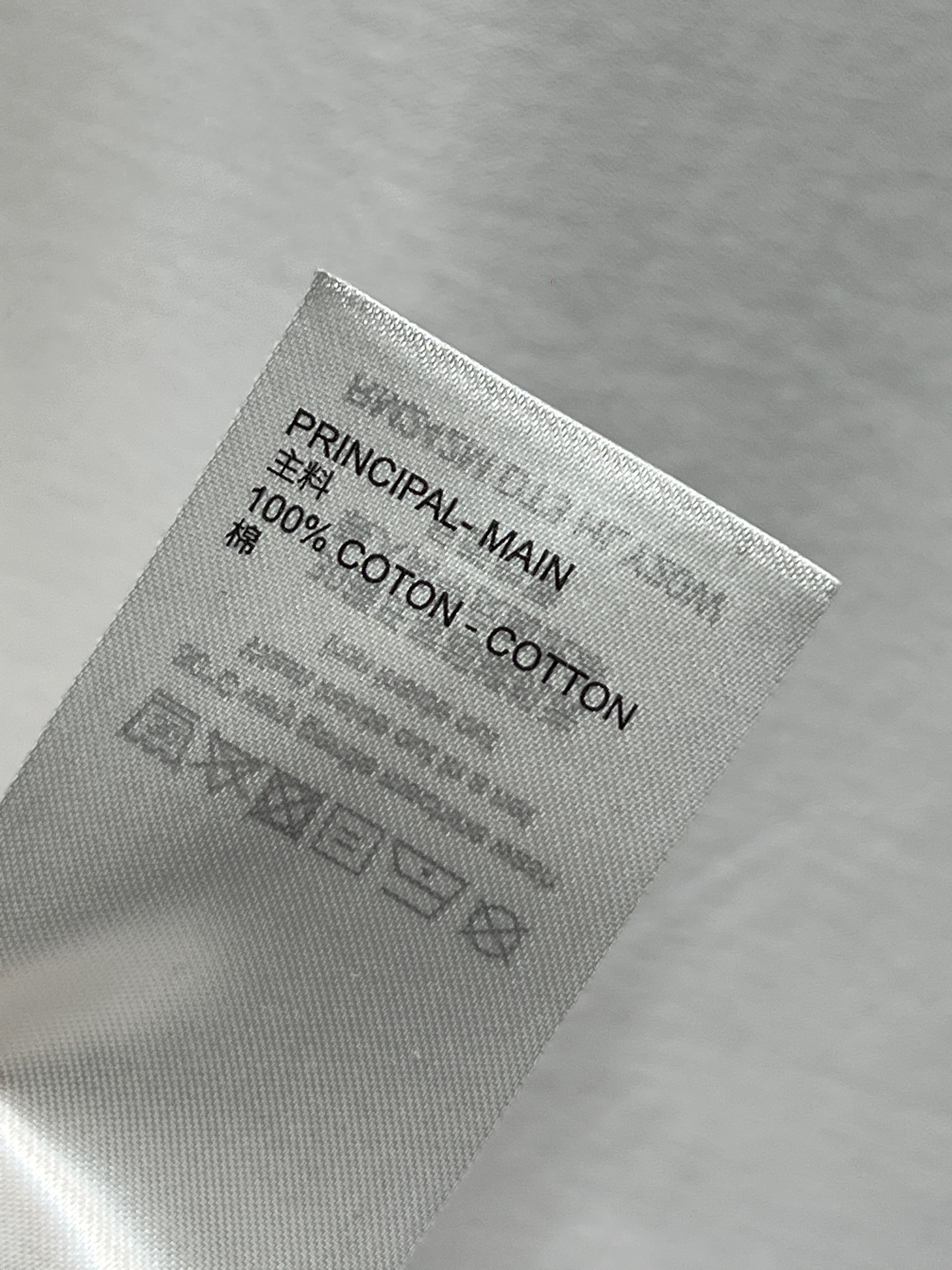 L家 26春夏新款 印花白色短袖T恤 正面是品牌标志+花卉印花 艺术感满满！纯棉材质 柔软透气 春夏穿超