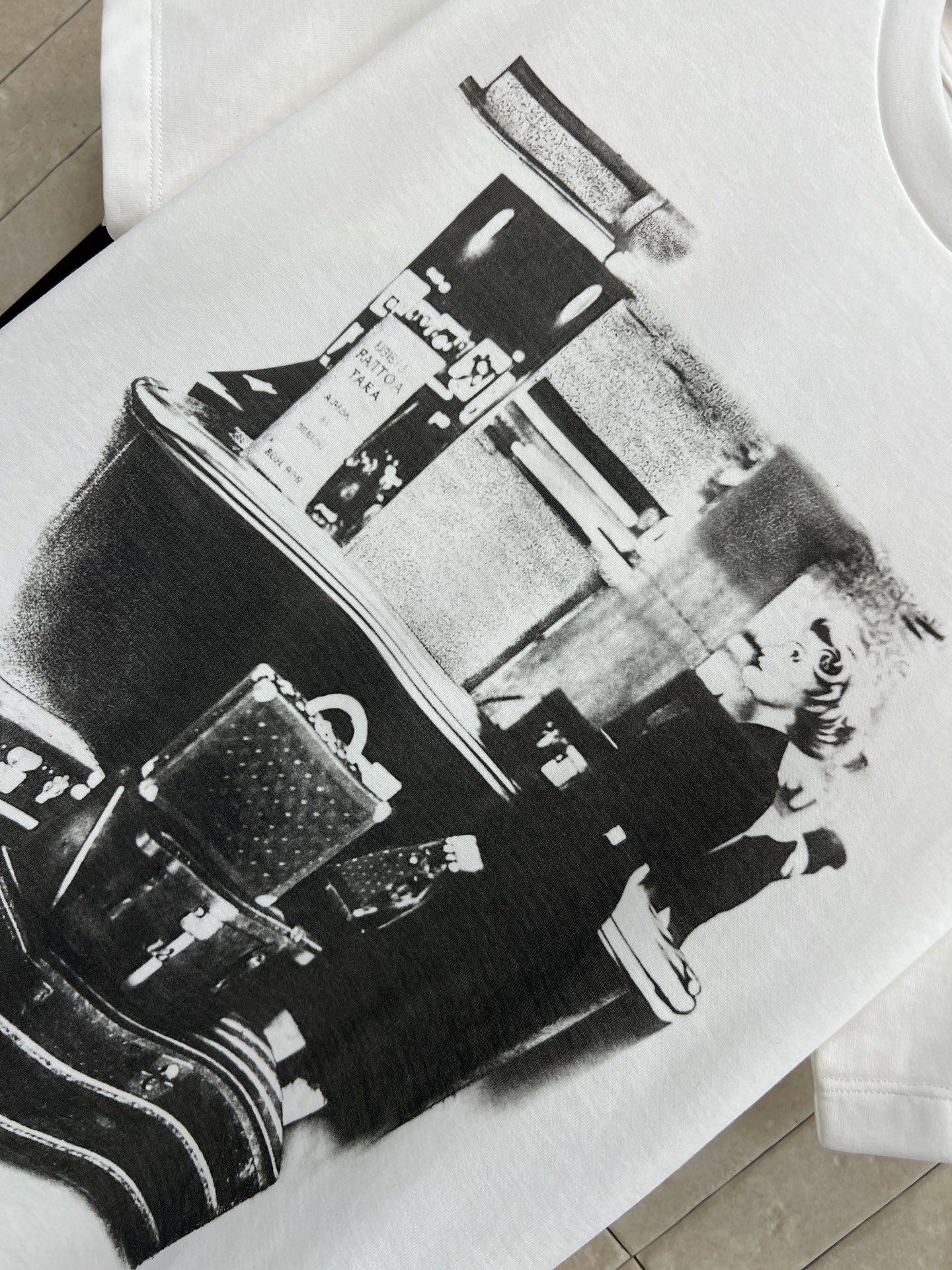L家 26春夏新款 印花白色短袖T恤 正面黑白印花超有艺术感 行李箱＋人物场景 旅行氛围拉满！高品质棉料