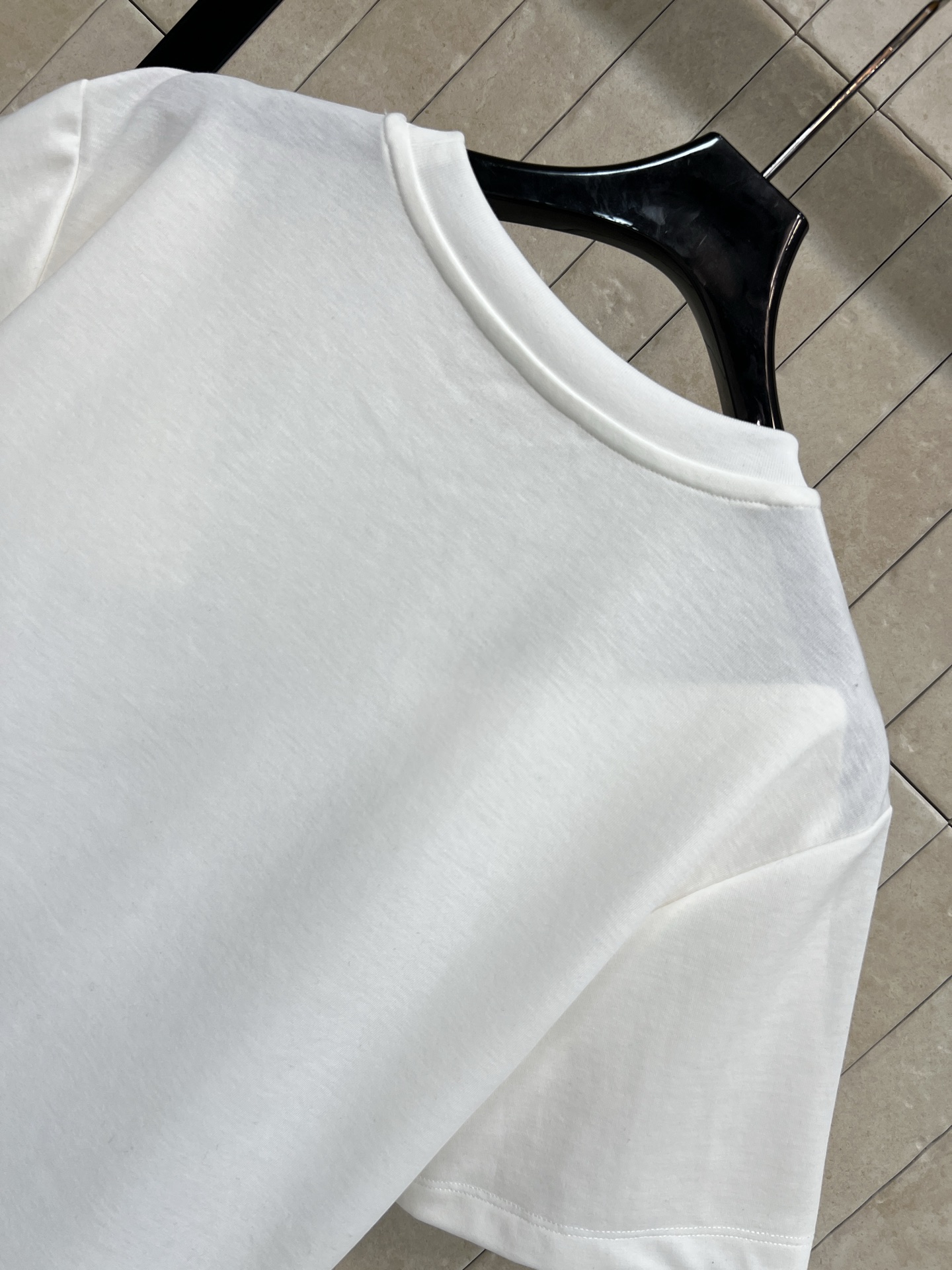 L家 26春夏新款 印花白色短袖T恤 正面黑白印花超有艺术感 行李箱＋人物场景 旅行氛围拉满！高品质棉料