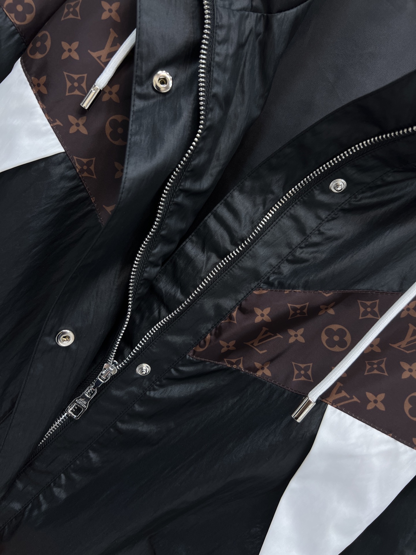 L家 26早春新款 拼接风衣夹克外套 黑色光泽面料+经典Monogram老花 时尚感满分！白色几何拼接 