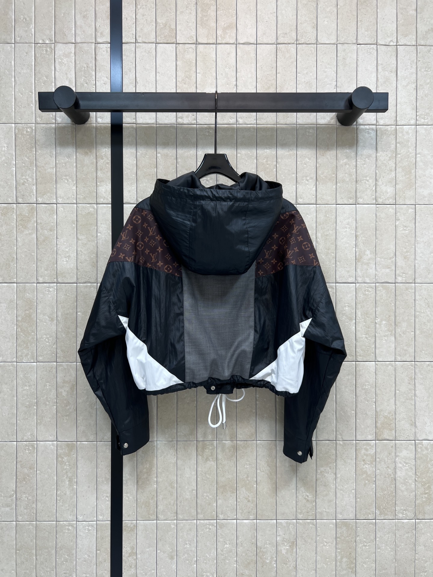 L家 26早春新款 拼接风衣夹克外套 黑色光泽面料+经典Monogram老花 时尚感满分！白色几何拼接 