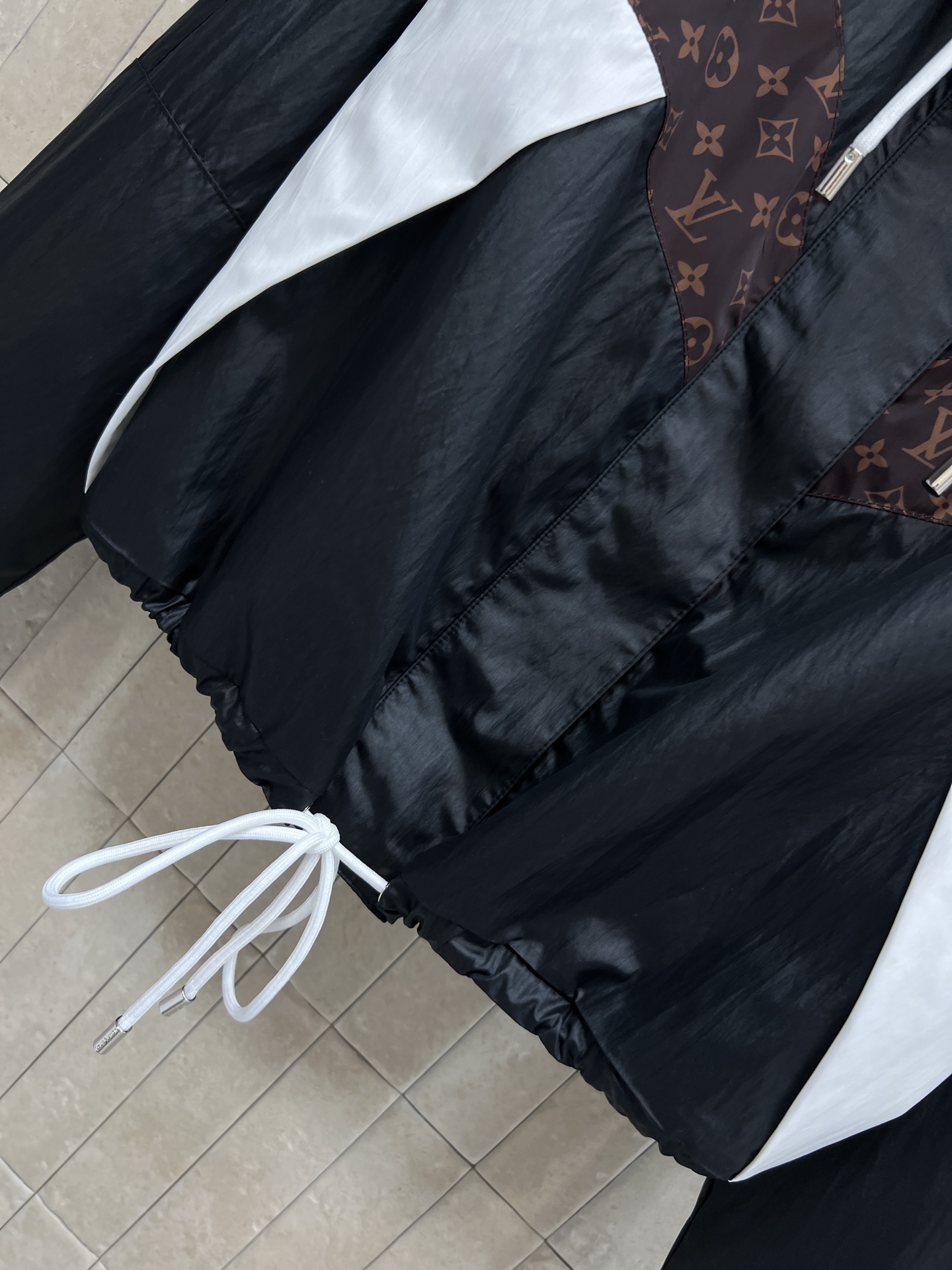 L家 26早春新款 拼接风衣夹克外套 黑色光泽面料+经典Monogram老花 时尚感满分！白色几何拼接 