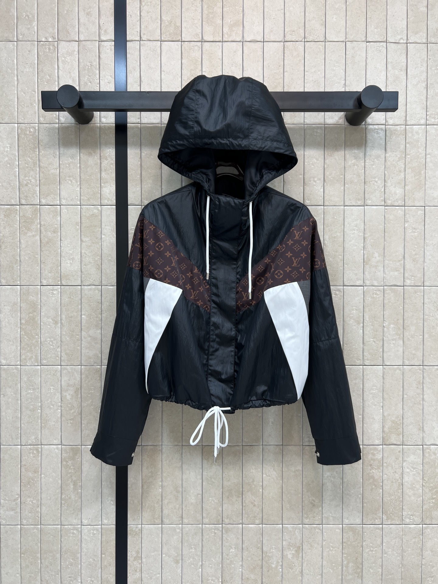 NO:708394,L's 26 early spring new style spliced ​​windbreaker jacket, black glossy fabric + classic Monogram presbyopia, perfect fashion sense!  White geometric splicing, full of layers, drawstring design is super practical, perfect for spring and autumn, light and comfortable, easy to manage for commuting and leisure, match with jeans or sneakers, simple and personalized, easily create high-end street style, four sizes in one color, Size/S-M-L-19860909L家 26早春新款 拼接风衣夹克外套 黑色光泽面料+经典Monogram老花 时尚感满分！白色几何拼接 层次感十足 抽绳设计超实用 春秋季节穿着刚刚好品 轻便舒适 通勤休闲都能轻松驾驭 搭配牛仔裤或运动鞋 简约又有个性 轻松打造高级街头风一色四码 Size/S-M-L- XL,,louis vuitton,sneakers,jeans,jackets & coats,jackets & coats,,Women's clothing