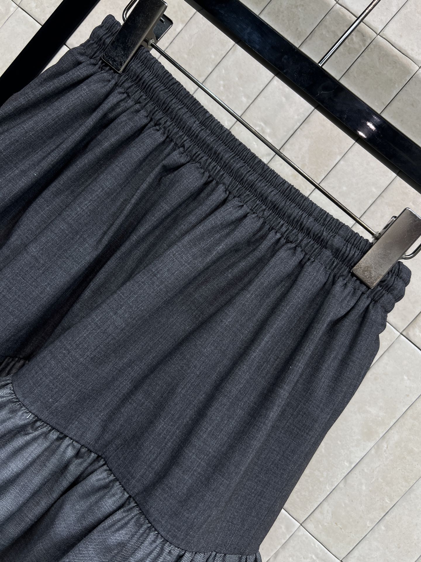 L家 26早春新款 灰色蛋糕短裙 松紧腰+抽绳设计 舒适又实用！两层荷叶边+安全裤内衬 层次感满满 轻盈