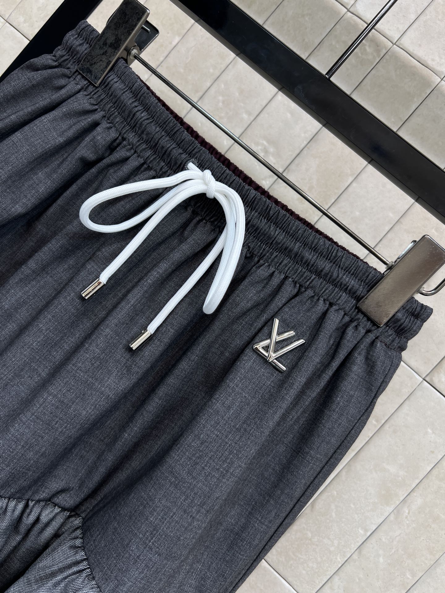 L家 26早春新款 灰色蛋糕短裙 松紧腰+抽绳设计 舒适又实用！两层荷叶边+安全裤内衬 层次感满满 轻盈