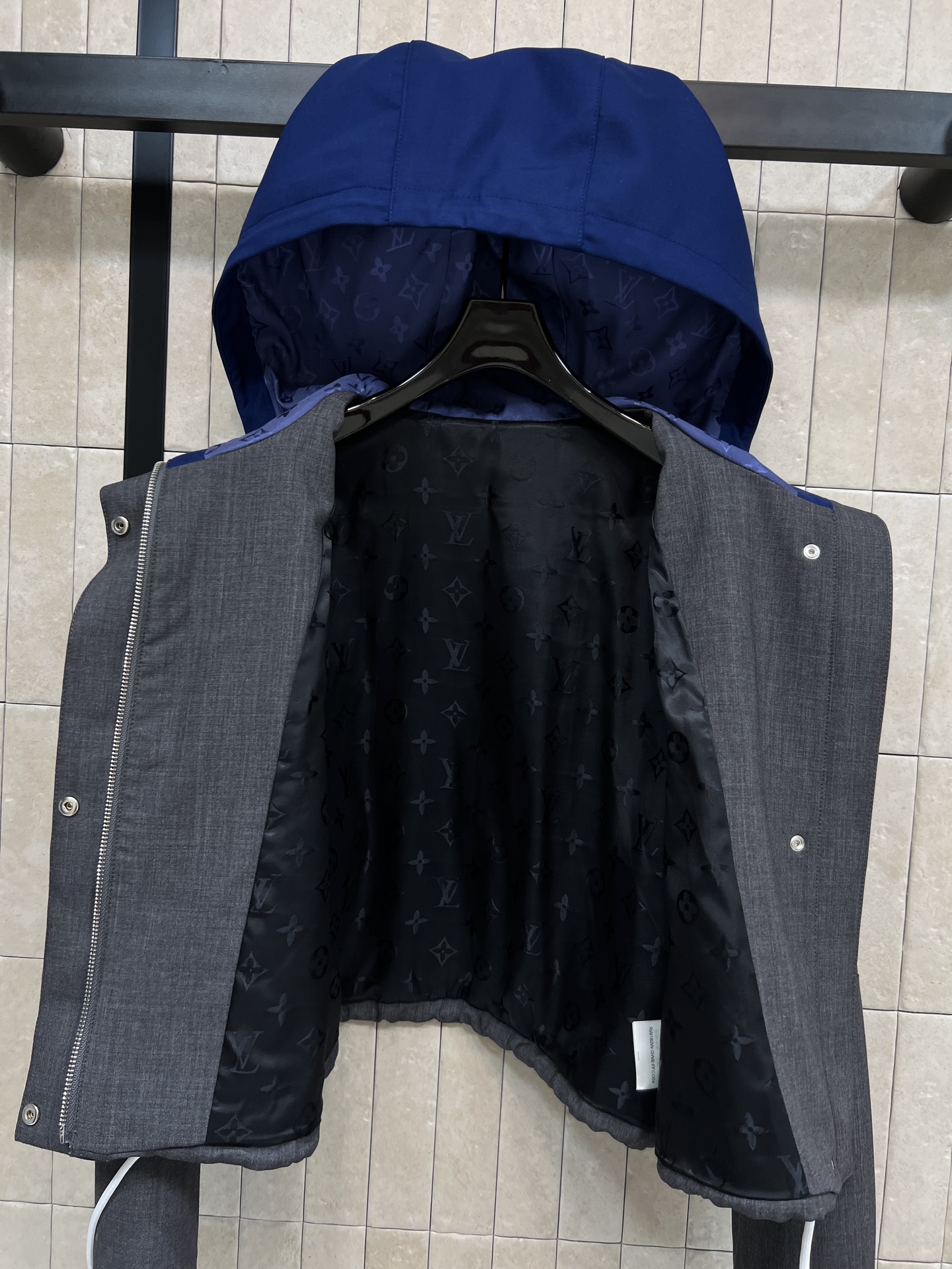 L家 26早春新款 撞色拼接连帽外套 短款设计+灰色主色 搭配酒红、黑色、白色几何拼接 层次感超强！高品