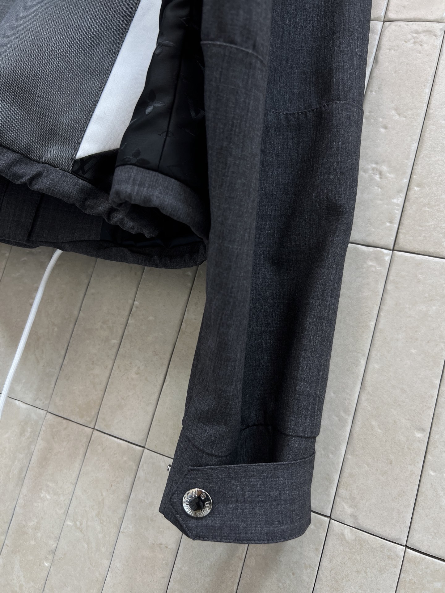 L家 26早春新款 撞色拼接连帽外套 短款设计+灰色主色 搭配酒红、黑色、白色几何拼接 层次感超强！高品