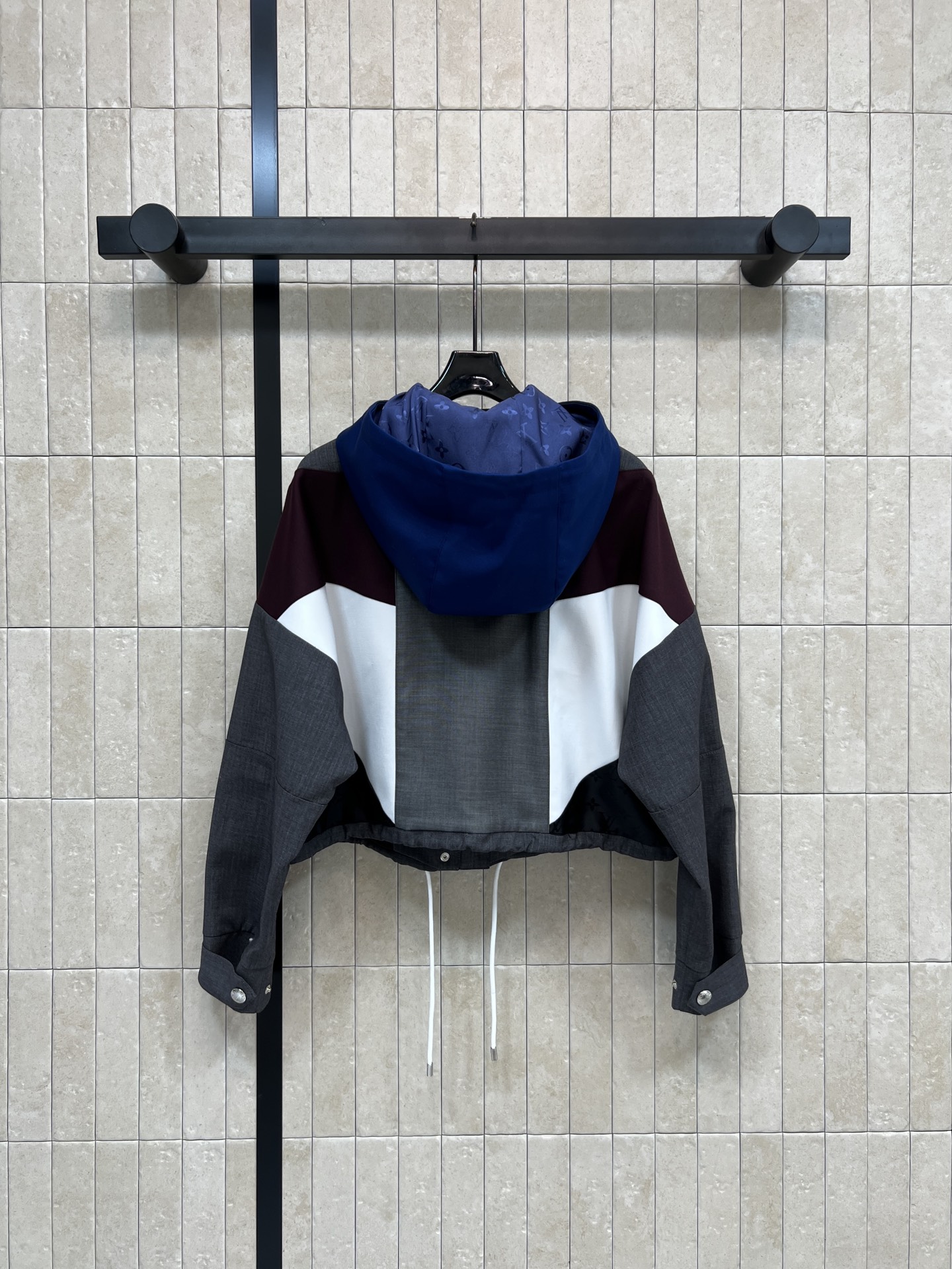 L家 26早春新款 撞色拼接连帽外套 短款设计+灰色主色 搭配酒红、黑色、白色几何拼接 层次感超强！高品