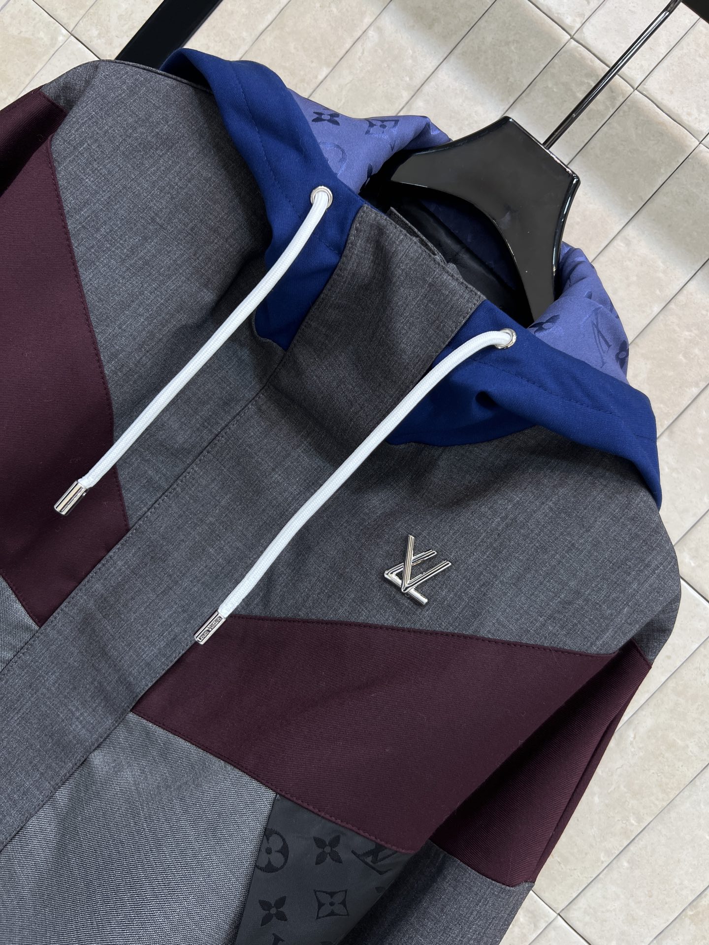 L家 26早春新款 撞色拼接连帽外套 短款设计+灰色主色 搭配酒红、黑色、白色几何拼接 层次感超强！高品