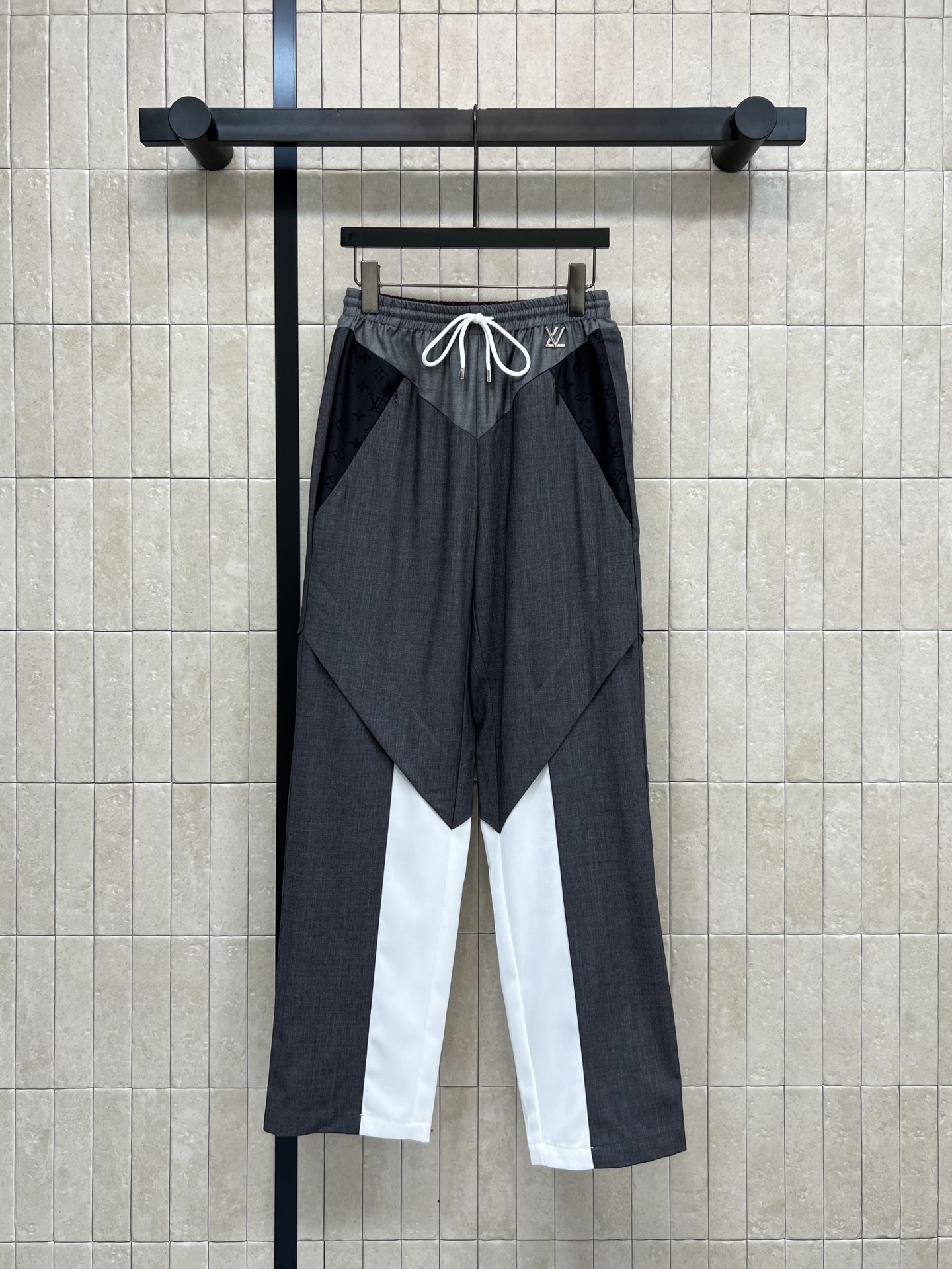 L家 26早春新款 拼接长裤 采用灰色、黑色和白色拼接设计 现代感十足 高品质棉混纺面料 舒适又耐穿 抽