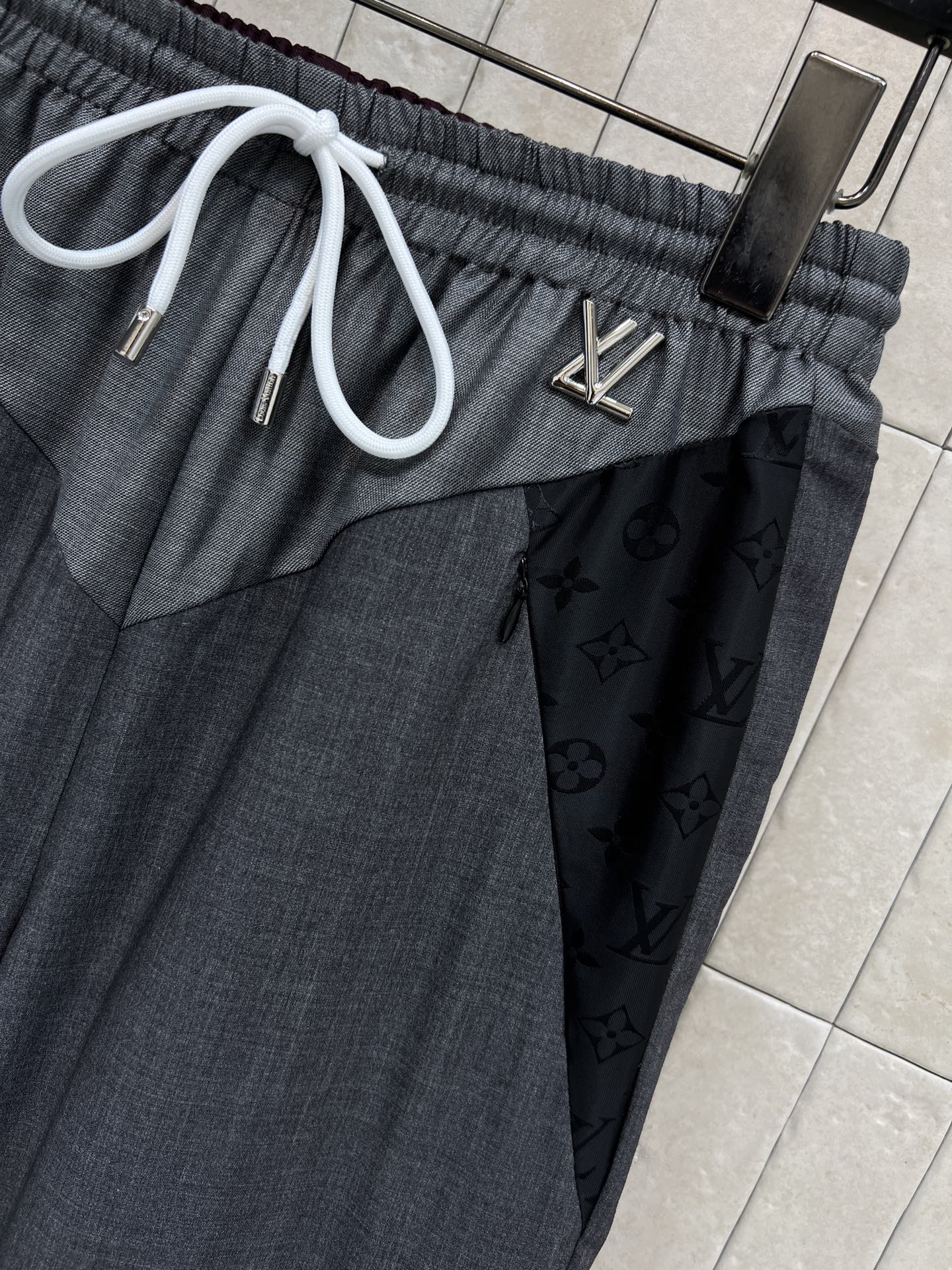 L家 26早春新款 拼接长裤 采用灰色、黑色和白色拼接设计 现代感十足 高品质棉混纺面料 舒适又耐穿 抽