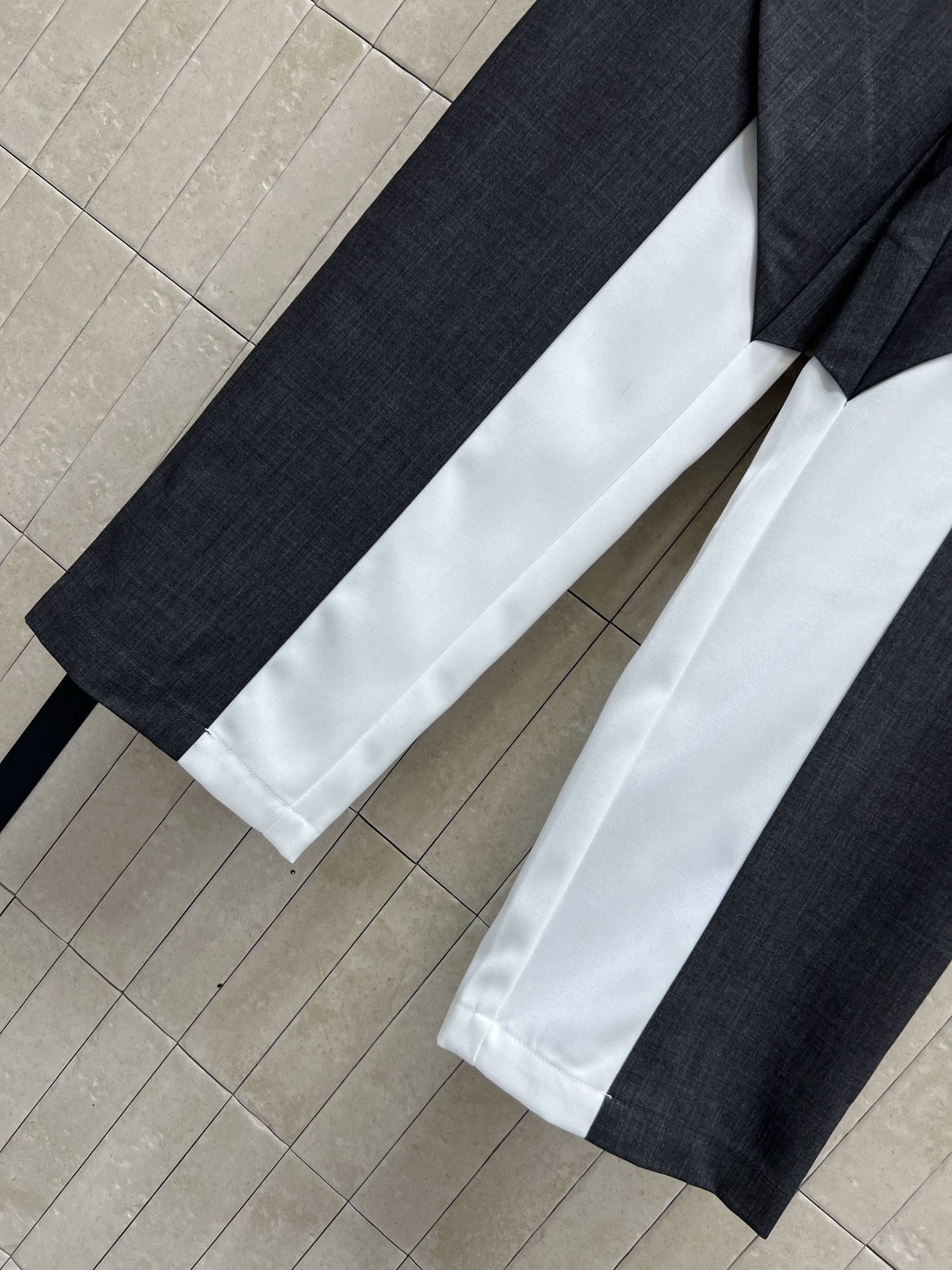 L家 26早春新款 拼接长裤 采用灰色、黑色和白色拼接设计 现代感十足 高品质棉混纺面料 舒适又耐穿 抽
