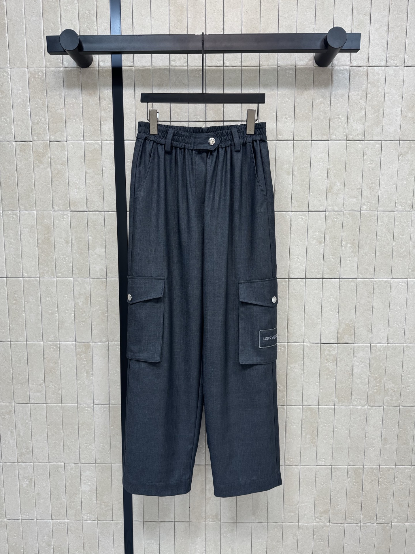 NO:708705,L’s gray workwear wide-leg pants are a must-have for your outfit!  The high-waisted version easily raises the waistline. The wide-leg trousers hide the flesh and show the length of the legs. The side cargo pockets add a bit of coolness. The elastic waist and button design are super friendly to all body types. Whether you wear it with a simple sweater for a casual style or a neat shirt for a commuting style, you can easily match it with a jacket from the same series. Available in four sizes in one color. Size/S-M-L, Louis Vuitton, hoodie, sweatshirts, jackets &  coats,shirts,19860909L家 灰色工装阔腿裤 简直是穿搭刚需！高腰版型轻松拉高腰线 阔腿裤管藏肉又显腿长 侧边工装口袋还添了几分酷飒感 松紧腰头搭配纽扣设计 对各种身材都超友好 不管是搭简约卫衣走休闲风 还是配利落衬衫走通勤风 搭配同系列外套 都能轻松拿捏 一色四码 Size/S-M-L,,louis vuitton,hoodie,sweatshirts,jackets & coats,shirts,,Women's clothing