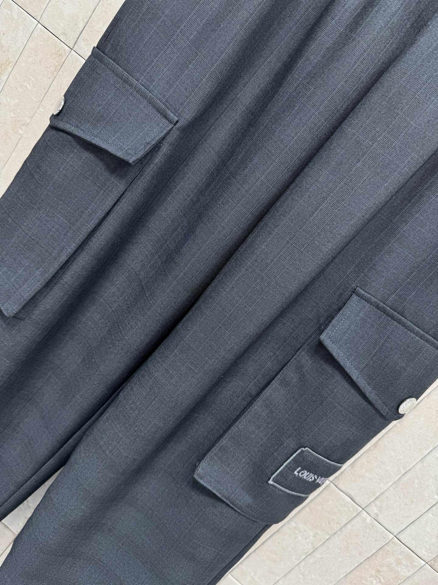 L家 灰色工装阔腿裤 简直是穿搭刚需！高腰版型轻松拉高腰线 阔腿裤管藏肉又显腿长 侧边工装口袋还添了几分